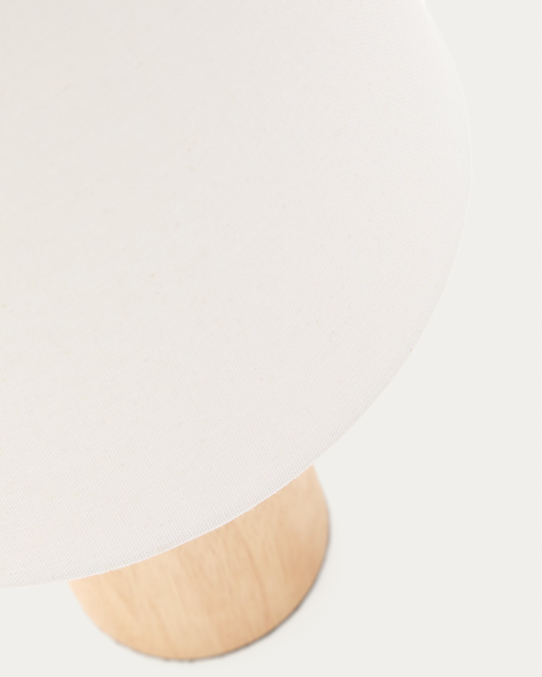 Marga table lamp made from solid rubber wood with natural finish - Detail