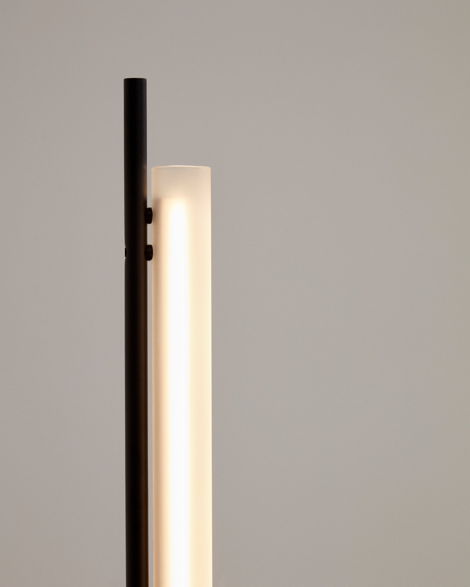 Vauxall floor lamp made of metal and frosted glass - Detail