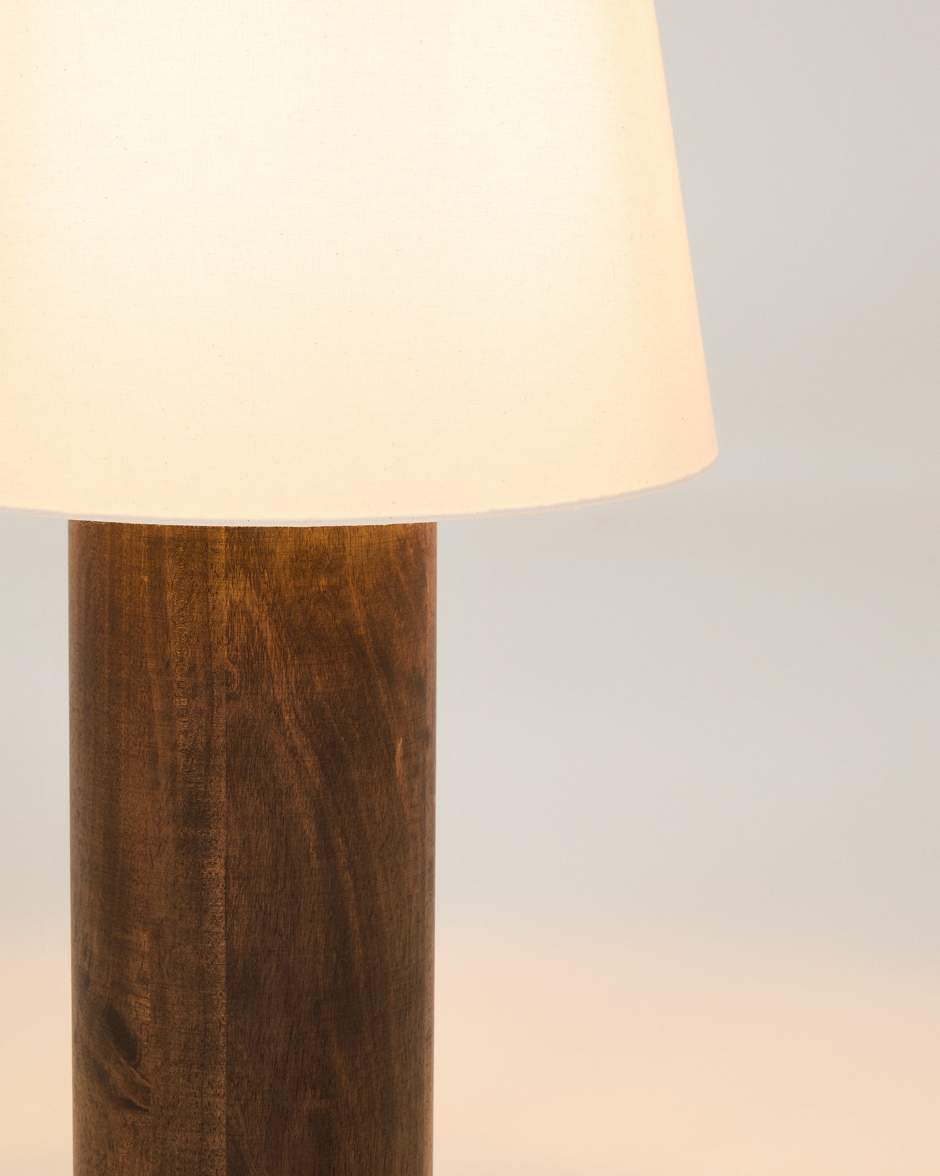 Marga floor lamp made from solid rubber wood with dark finish - Detail