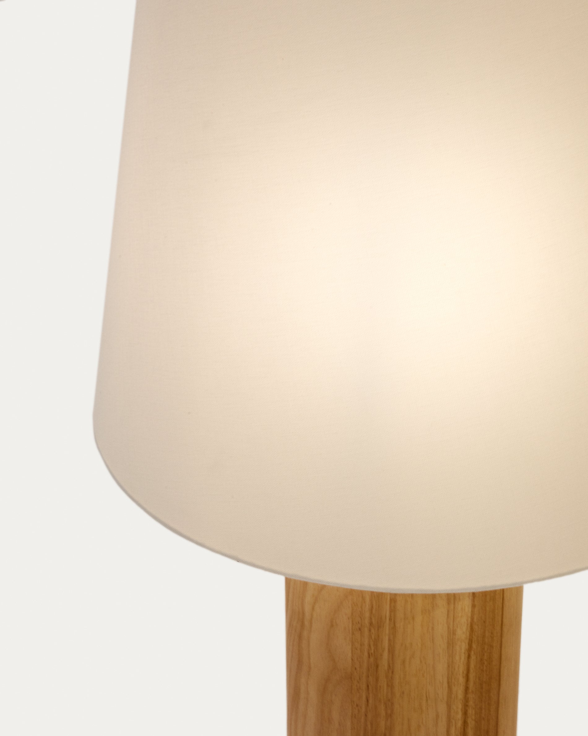Marga floor lamp in solid wood with natural finish - Detail