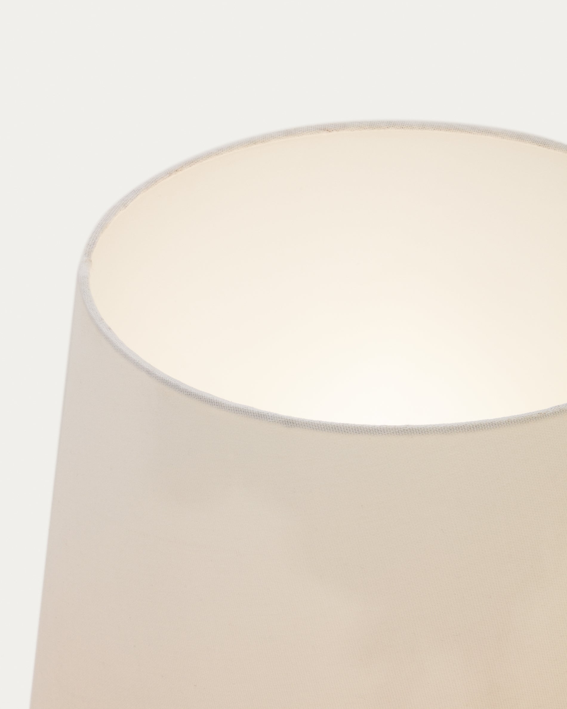 Marga floor lamp in solid wood with natural finish - Detail