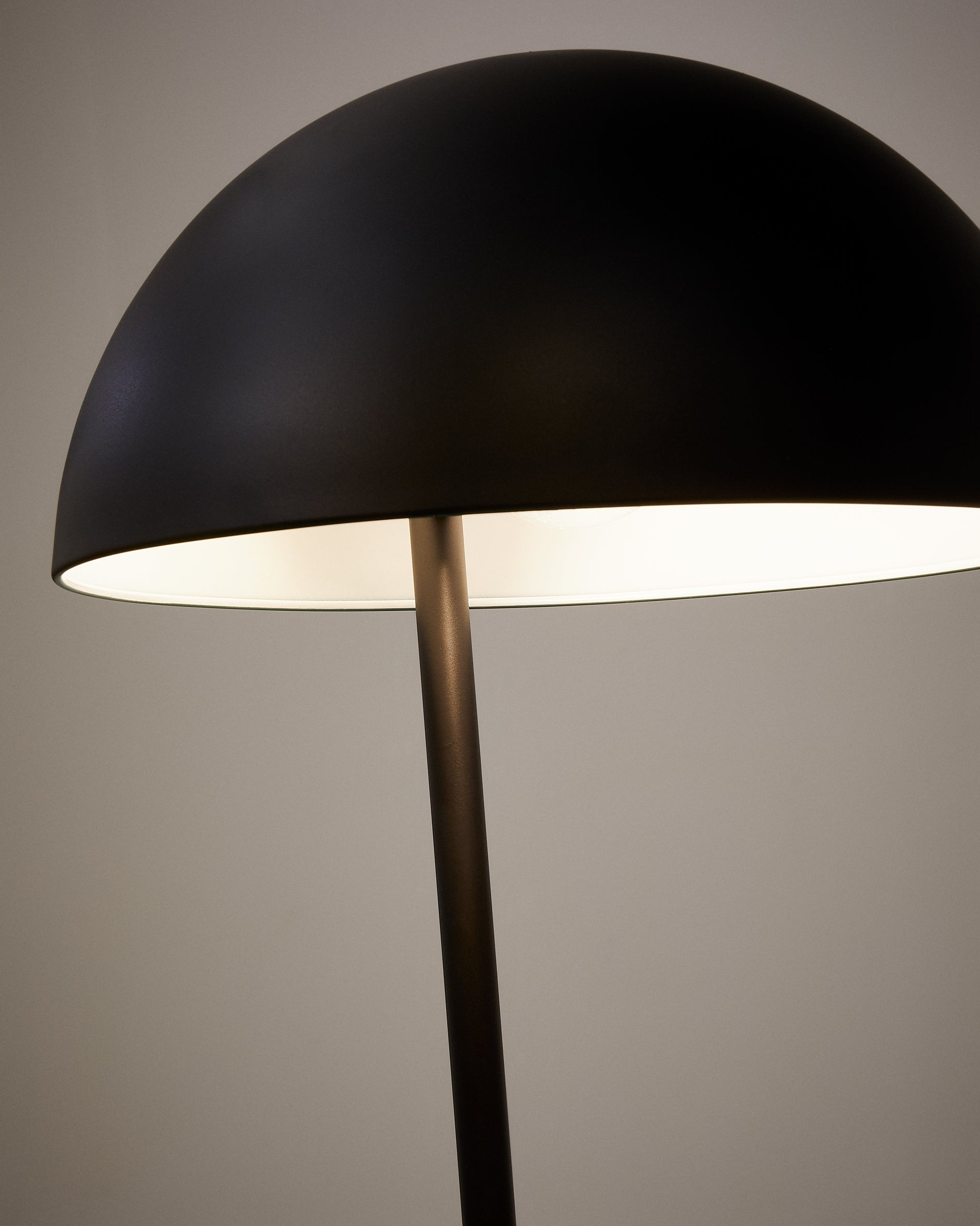 Catlar ash wood and metal floor lamp in a black painted finish - Detail