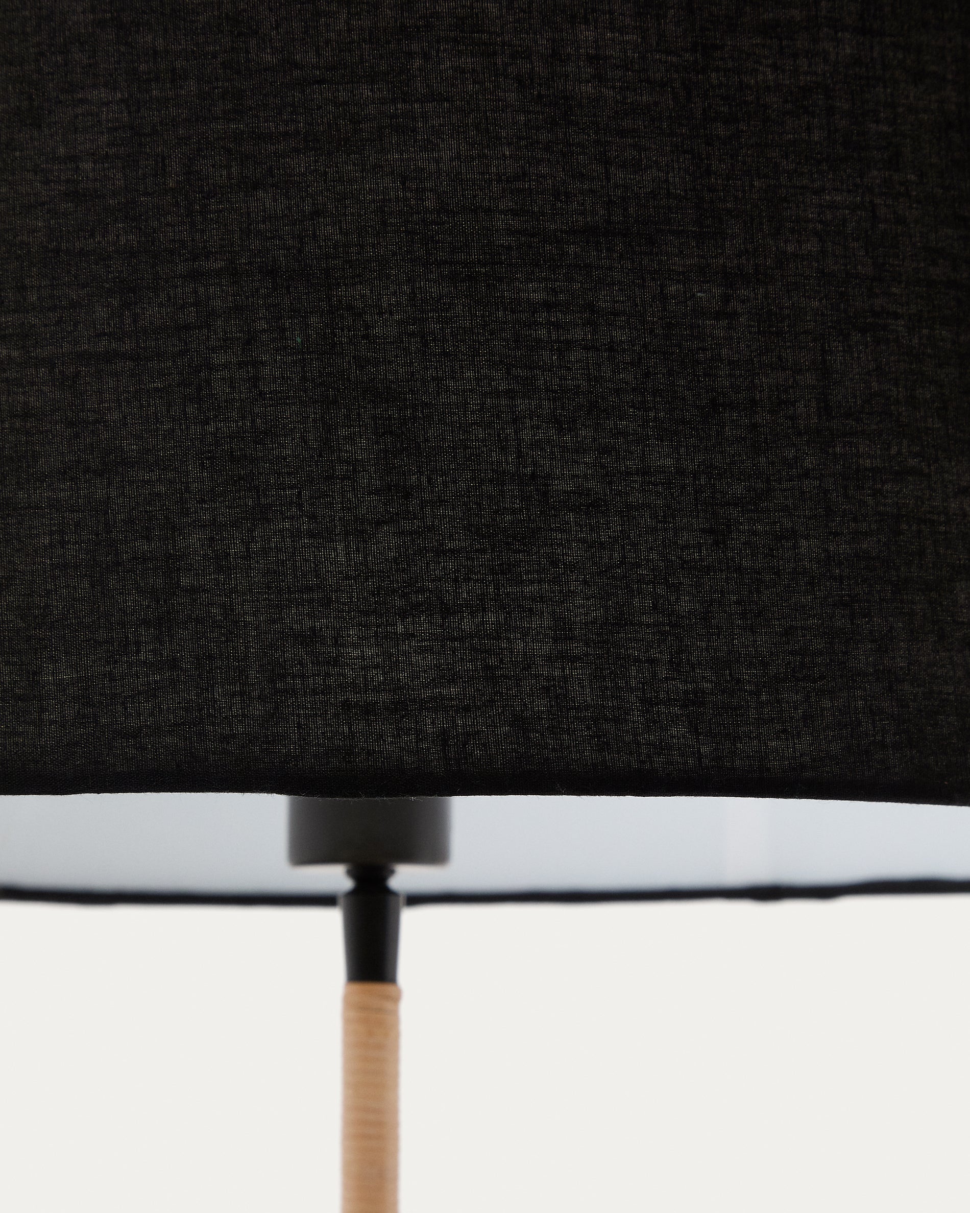 Canar floor lamp made of metal and rattan, with a black cotton lampshade