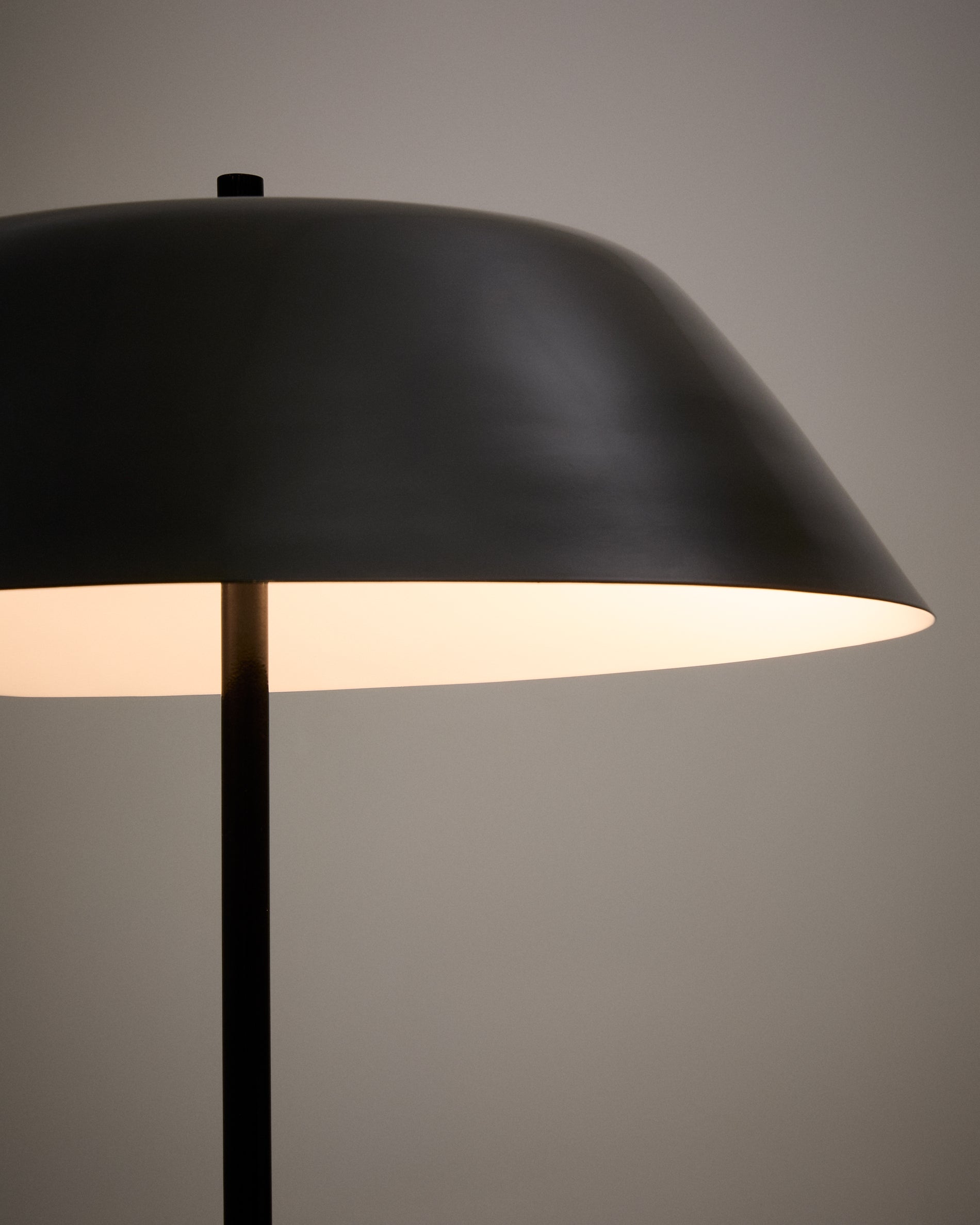 Sayra floor lamp made of black marble and metal in a black painted finish - Detail