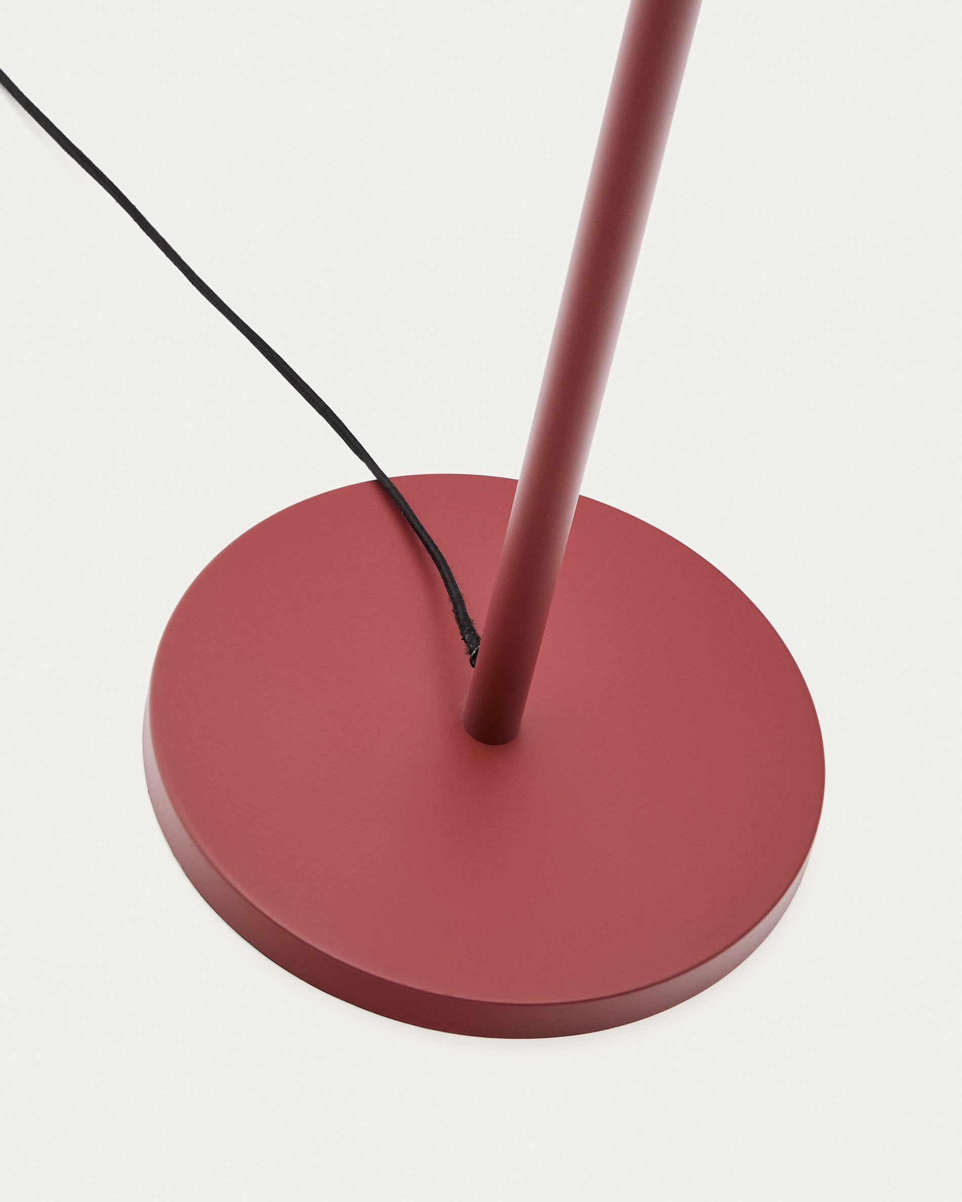Navat floor lamp with a metal base in a terracotta painted finish - Detail