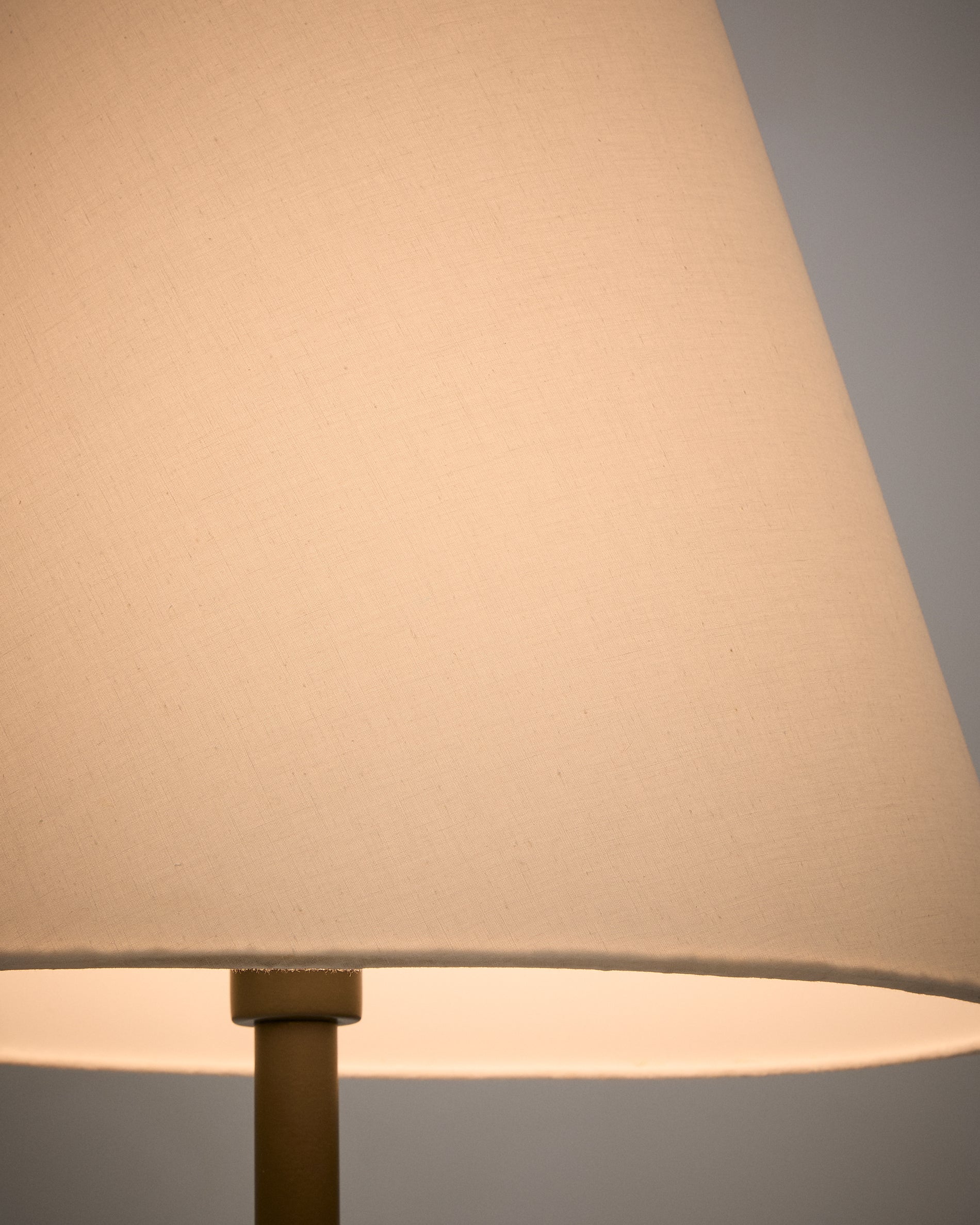Navat floor lamp with a metal base in a green painted finish - Detail