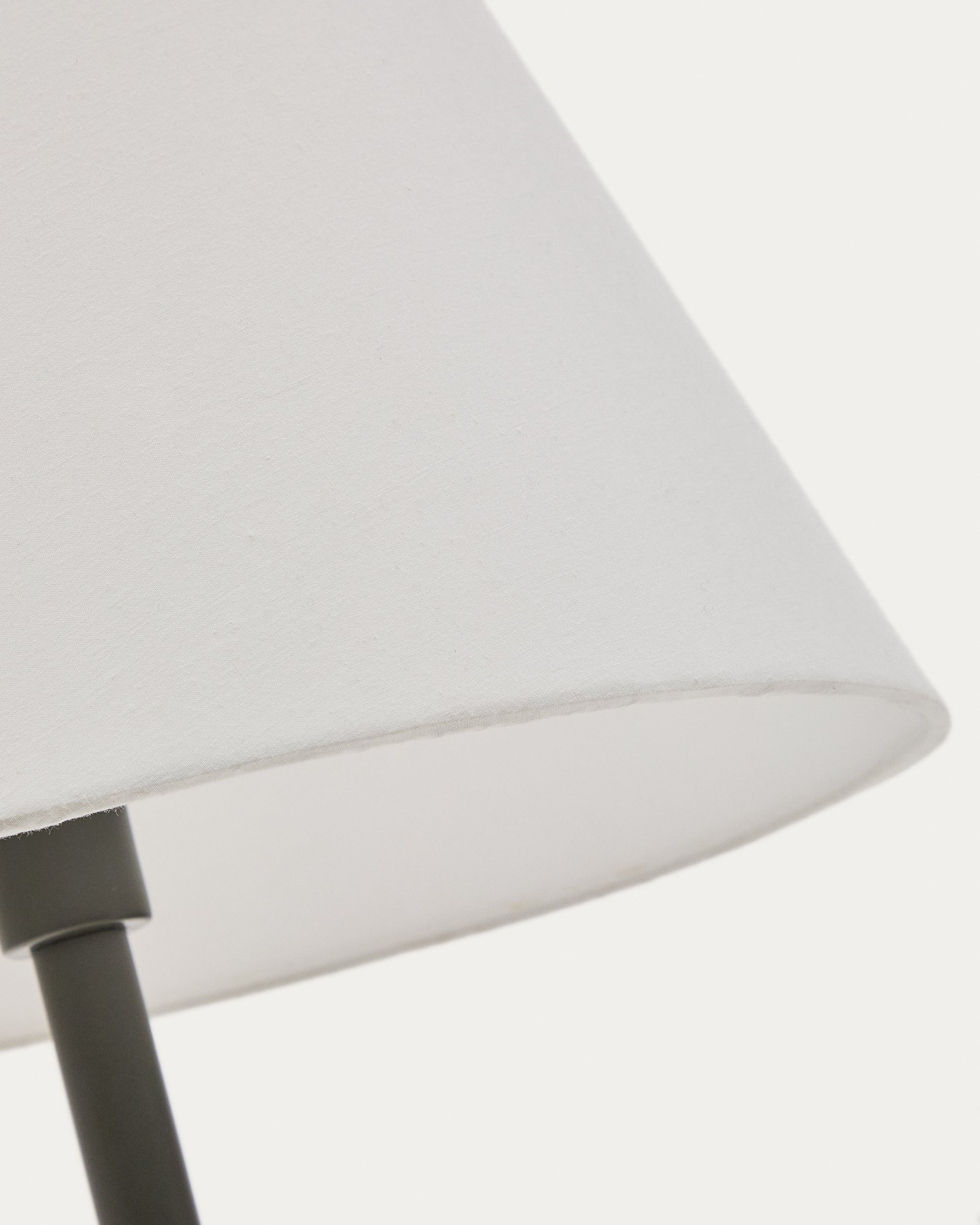 Navat floor lamp with a metal base in a green painted finish - Detail