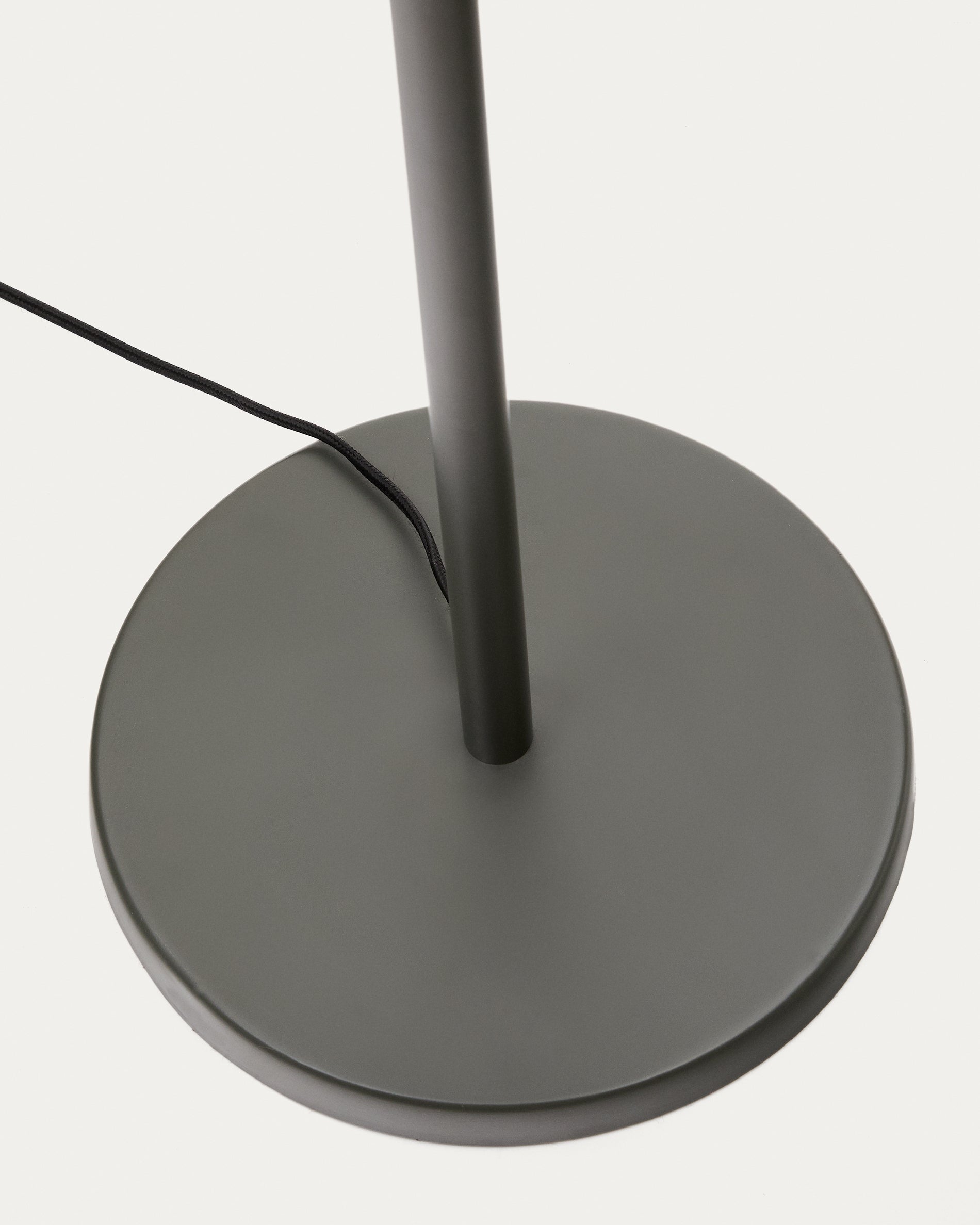 Navat floor lamp with a metal base in a green painted finish - Detail