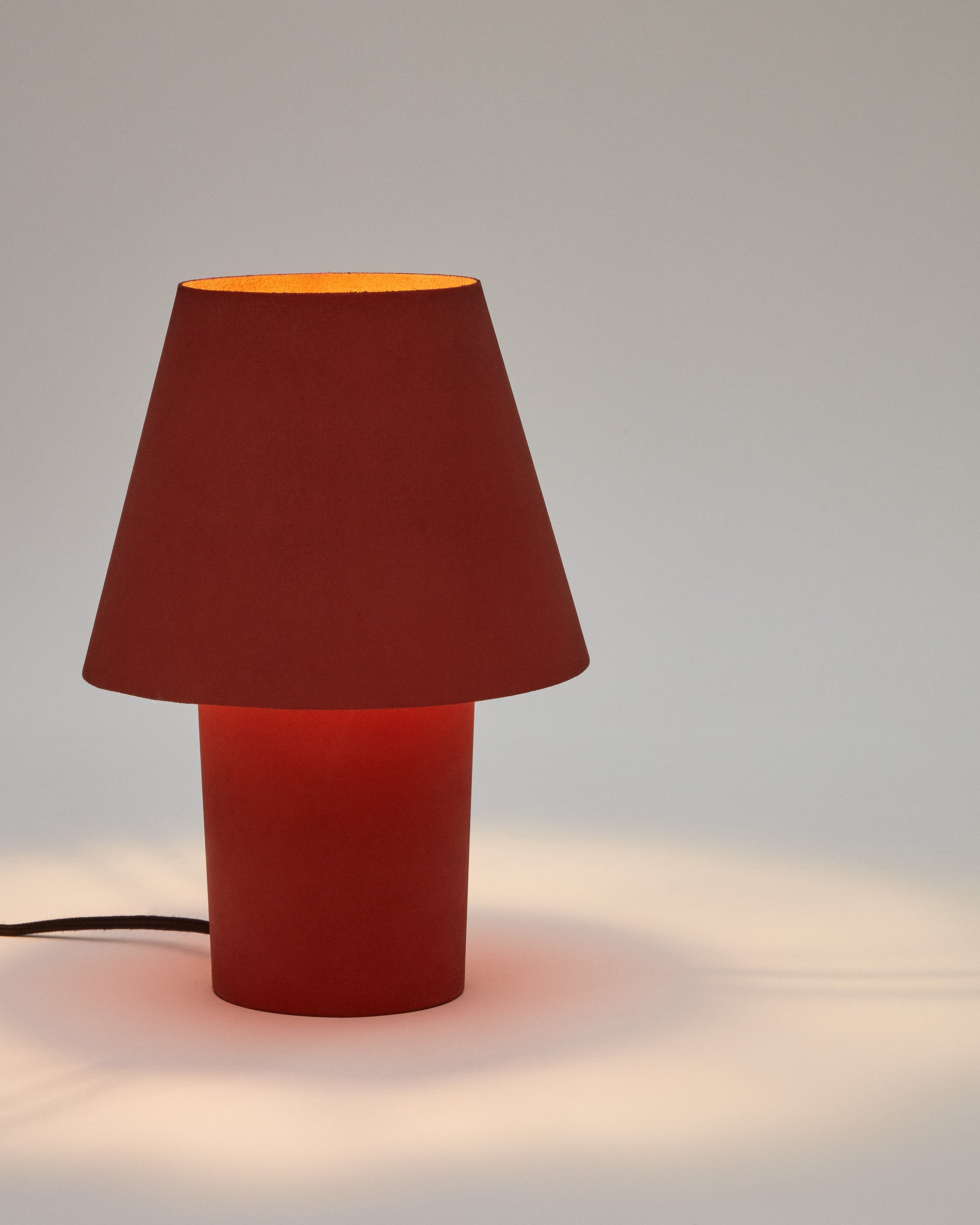 Canapost table lamp in metal with a terracotta painted finish - Detail