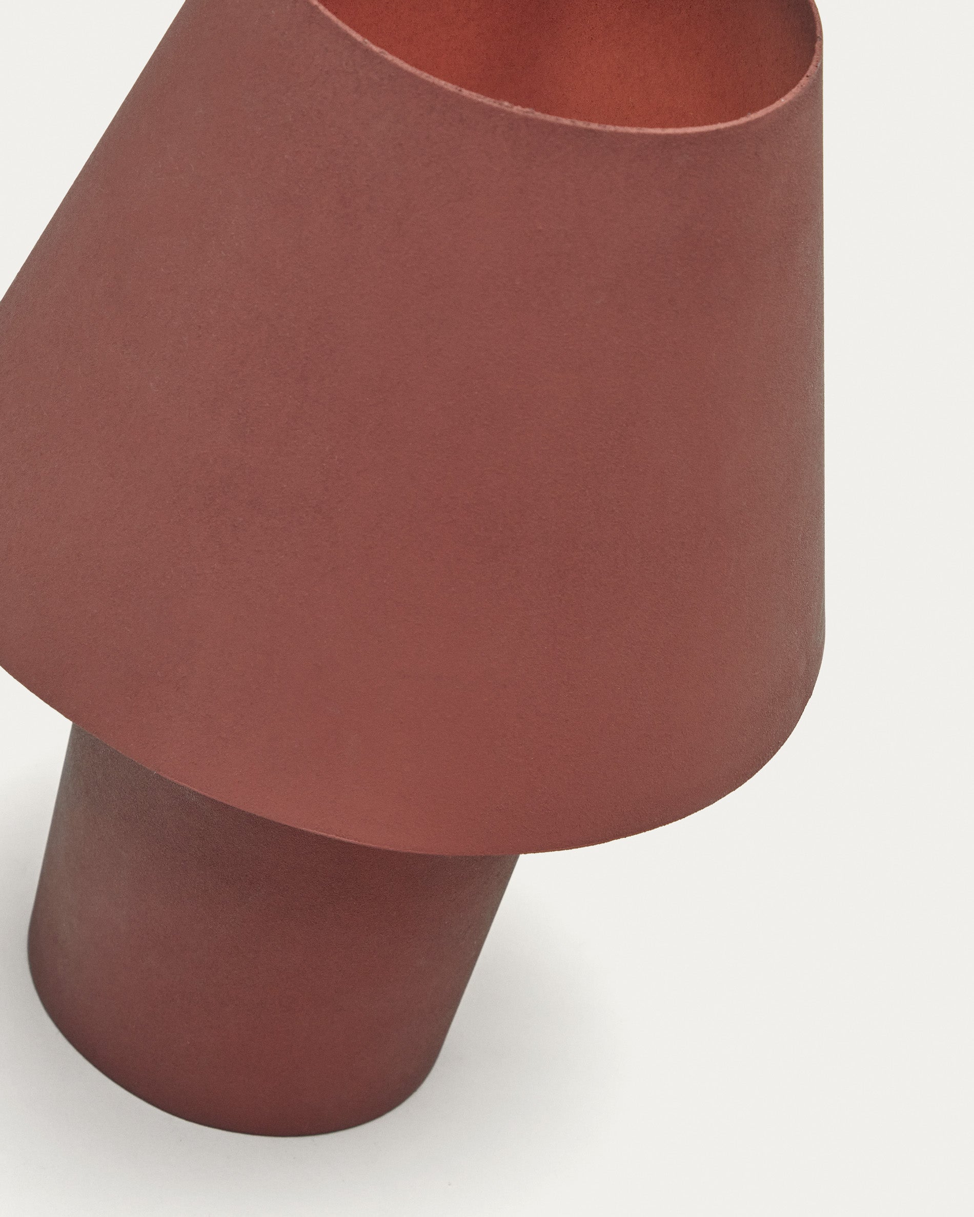 Canapost table lamp in metal with a terracotta painted finish - Detail
