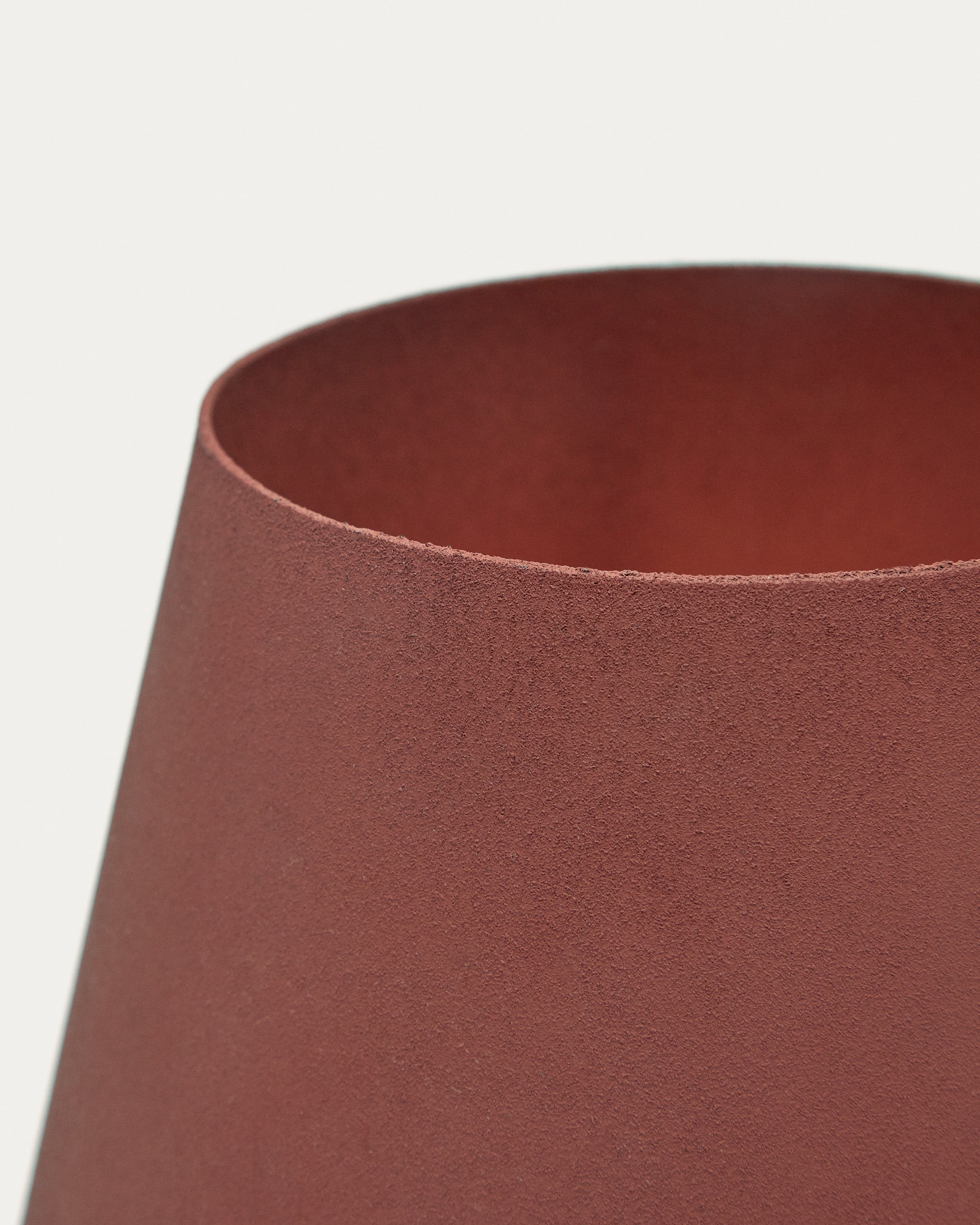 Canapost table lamp in metal with a terracotta painted finish - Detail