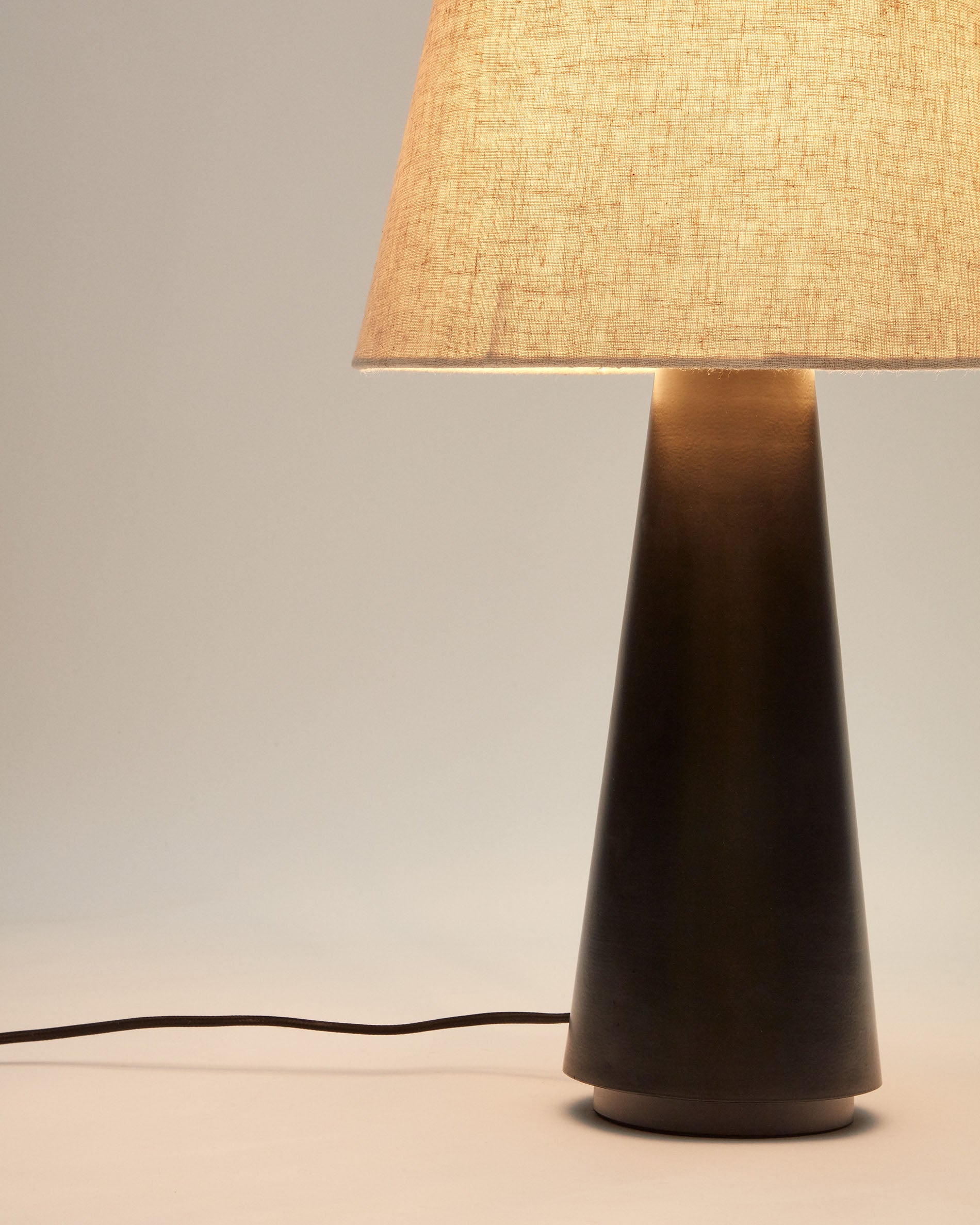 Torrent metal table lamp with black painted finish and linen shade - Detail