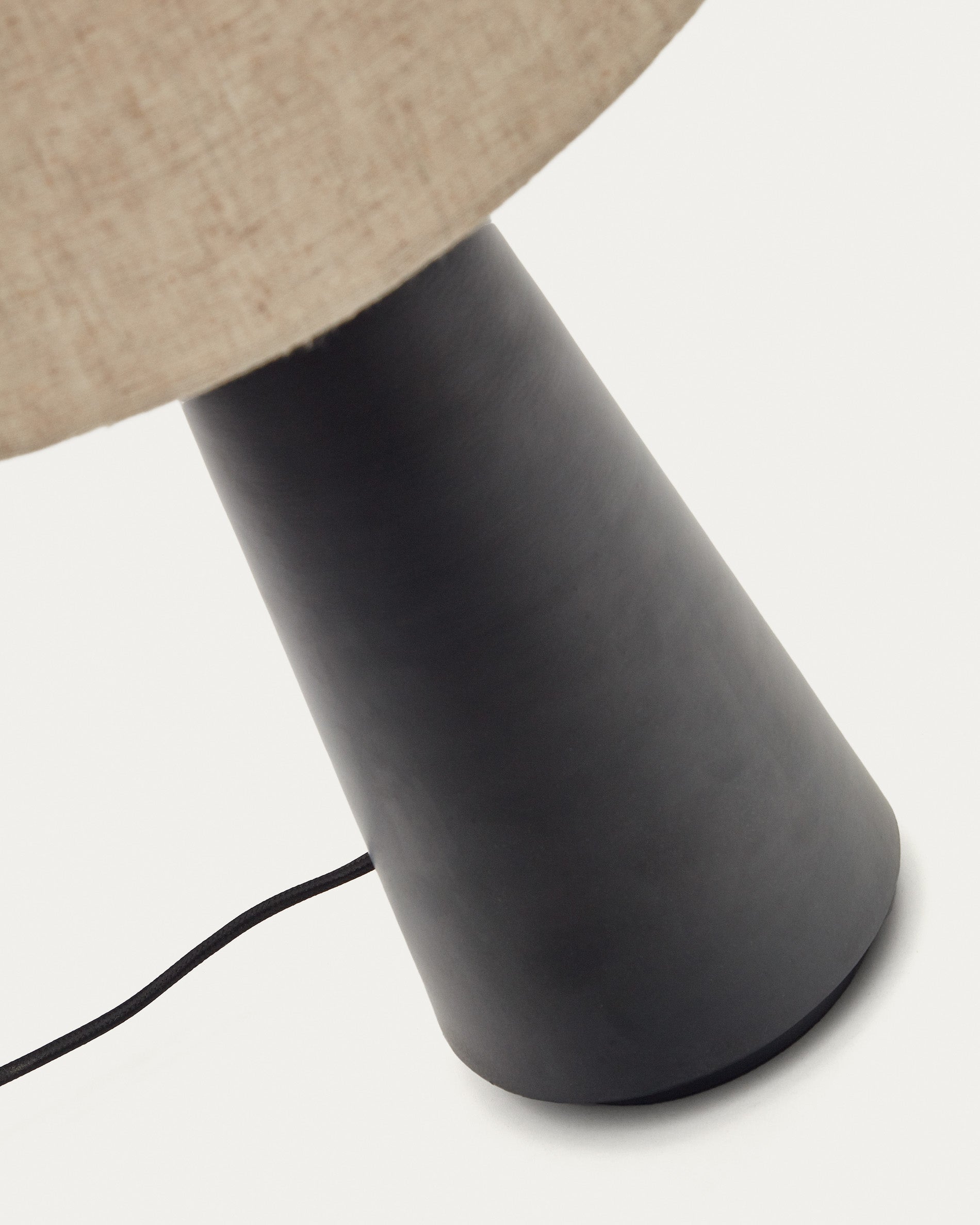 Torrent metal table lamp with black painted finish and linen shade - Detail
