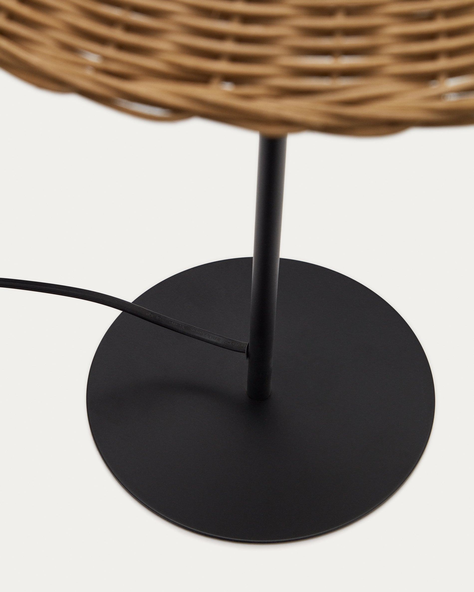 Urania table lamp in rattan and metal with black painted finished - Detail