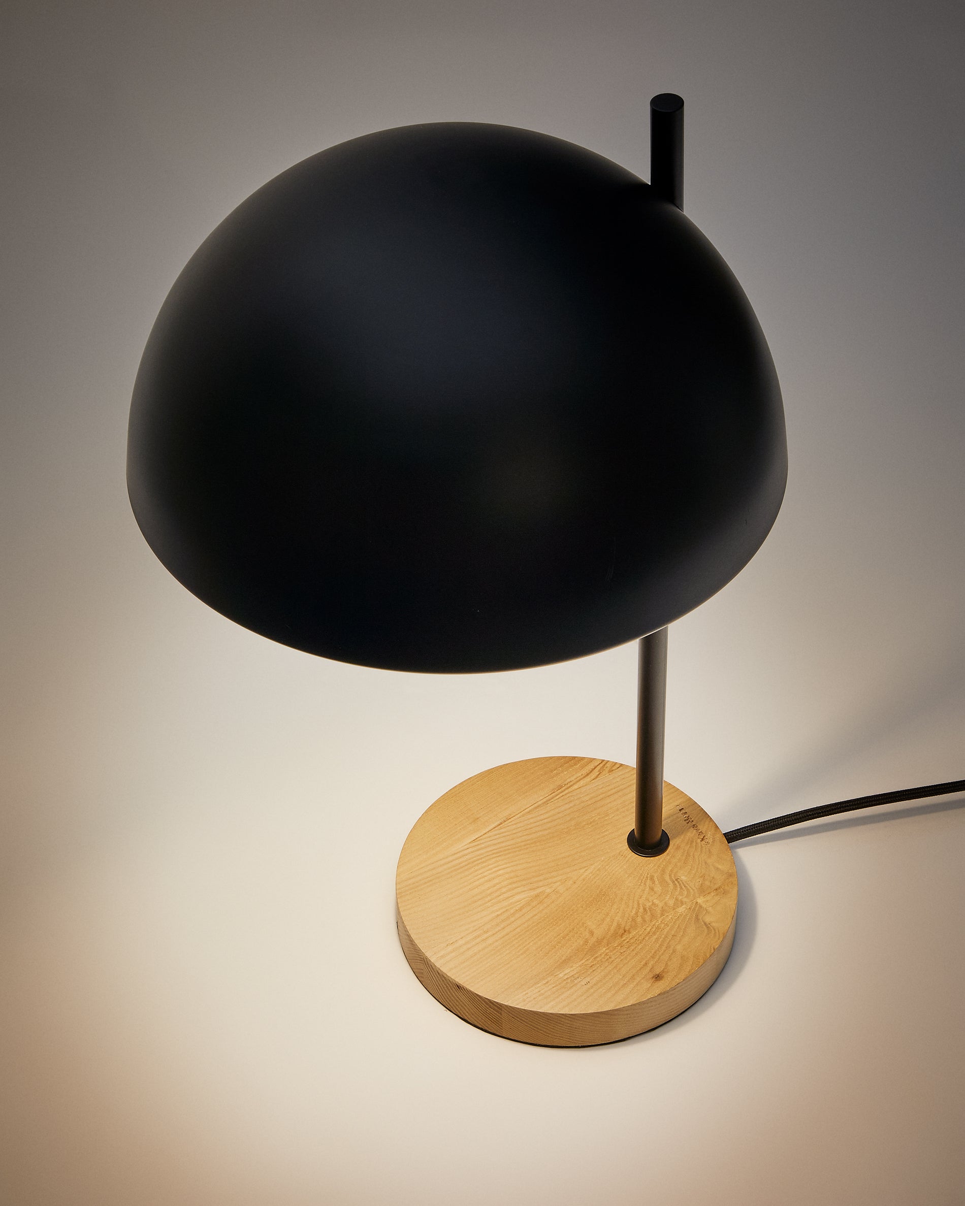 Catlar ash wood and metal table lamp in a black painted finish - Detail