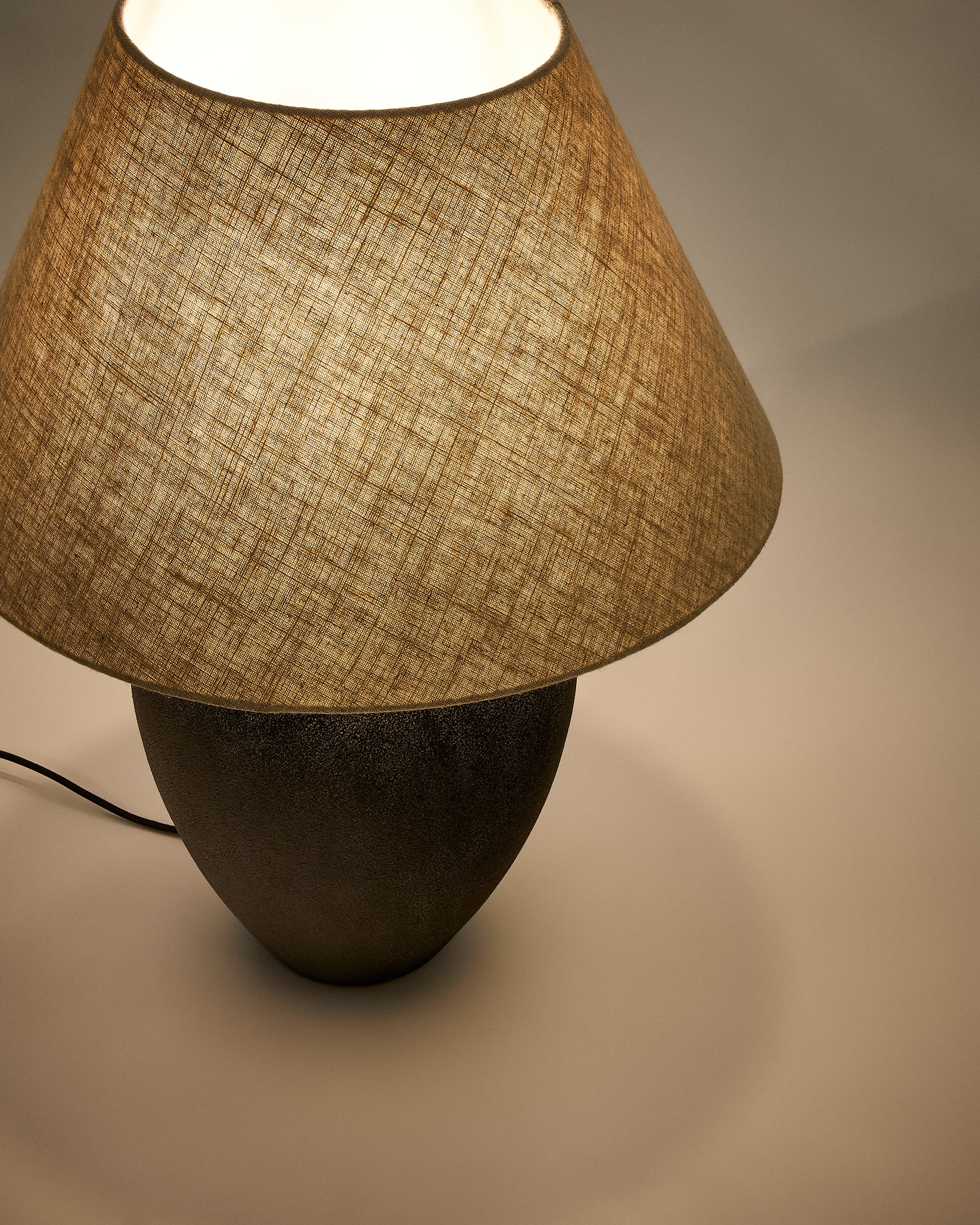 Mercadal ceramic table lamp in a black finish - Detail