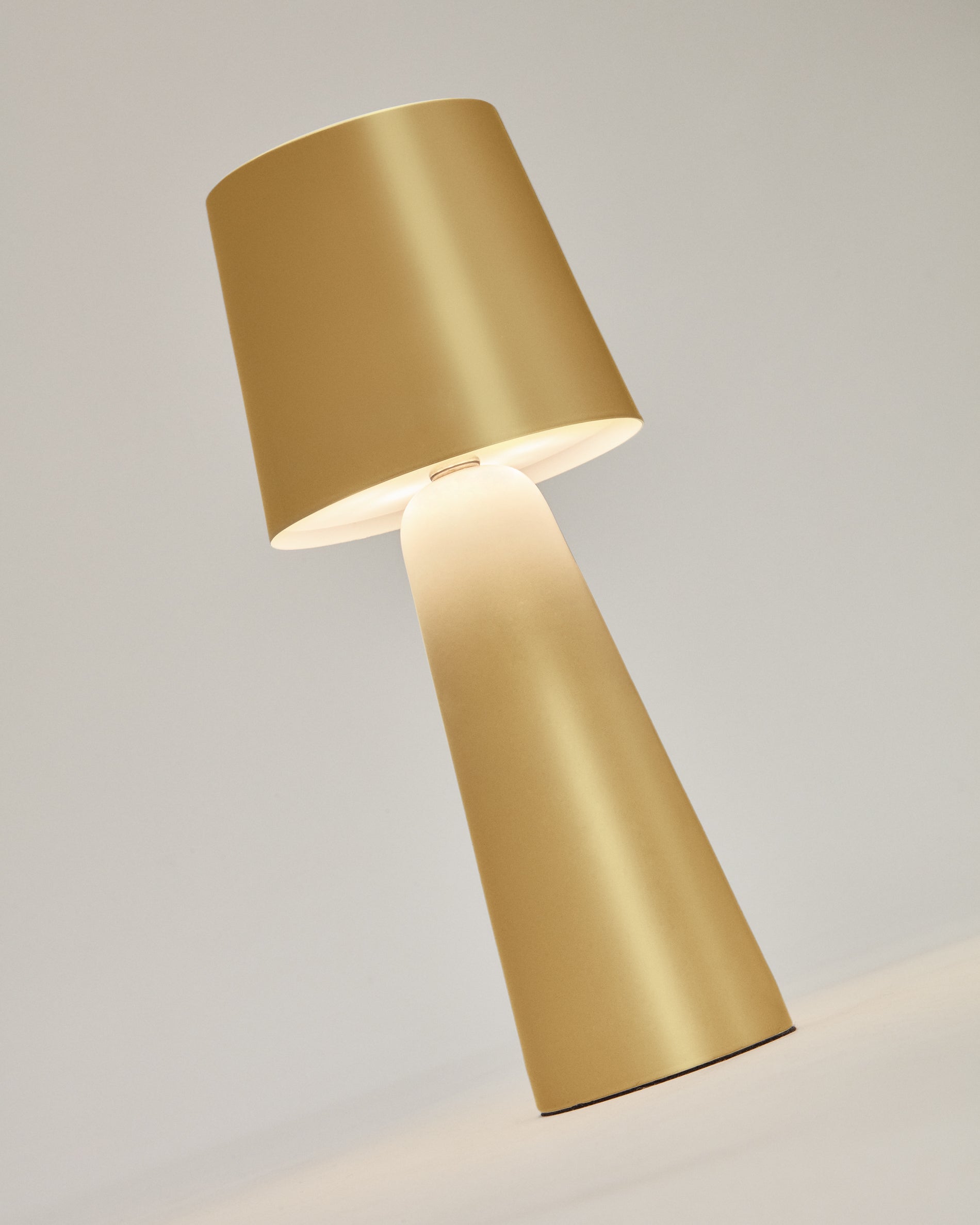 Arenys small metal table lamp in a gold painted finish - Detail