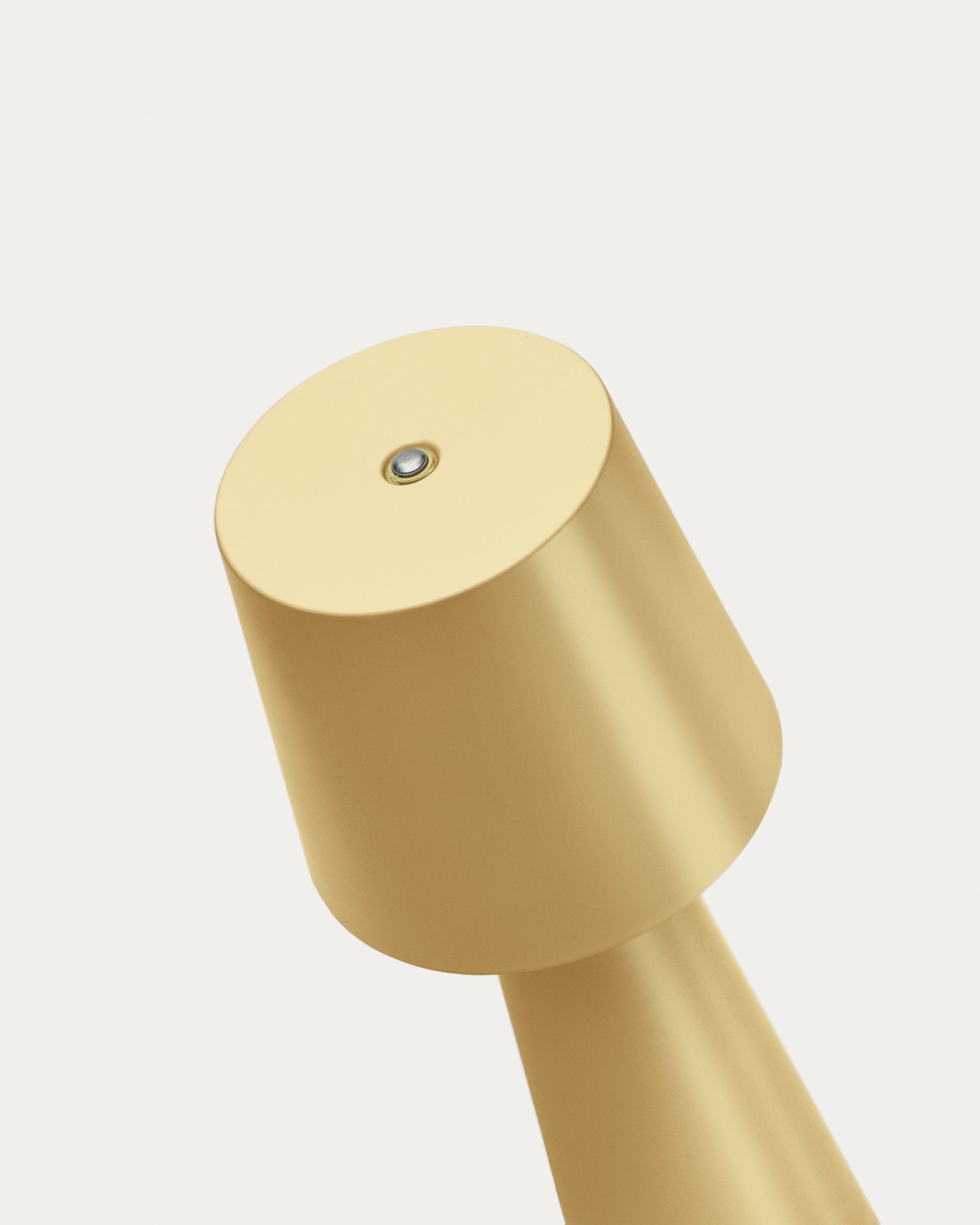 Arenys small metal table lamp in a gold painted finish - Detail