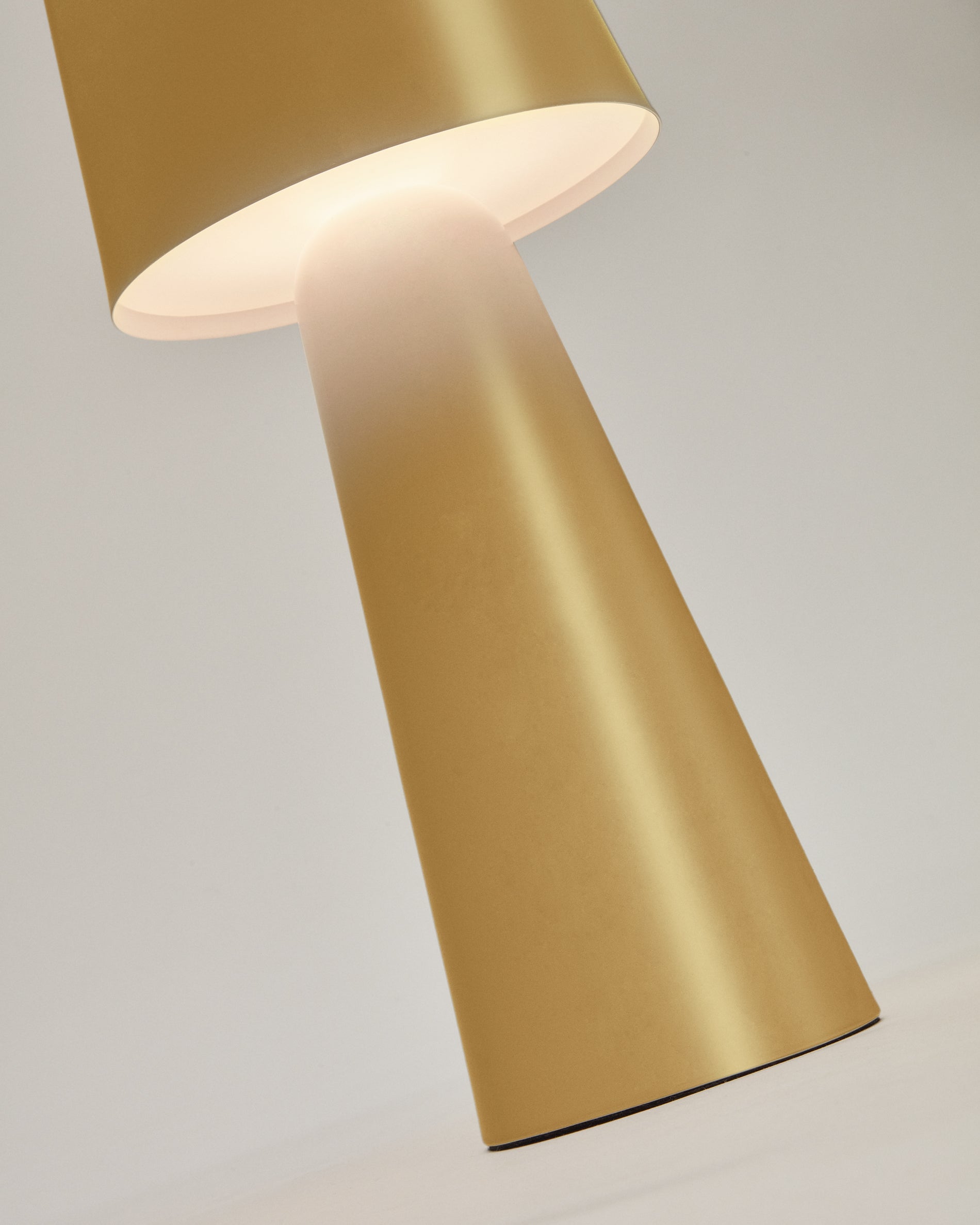 Arenys large metal table lamp in a gold painted finish - Detail