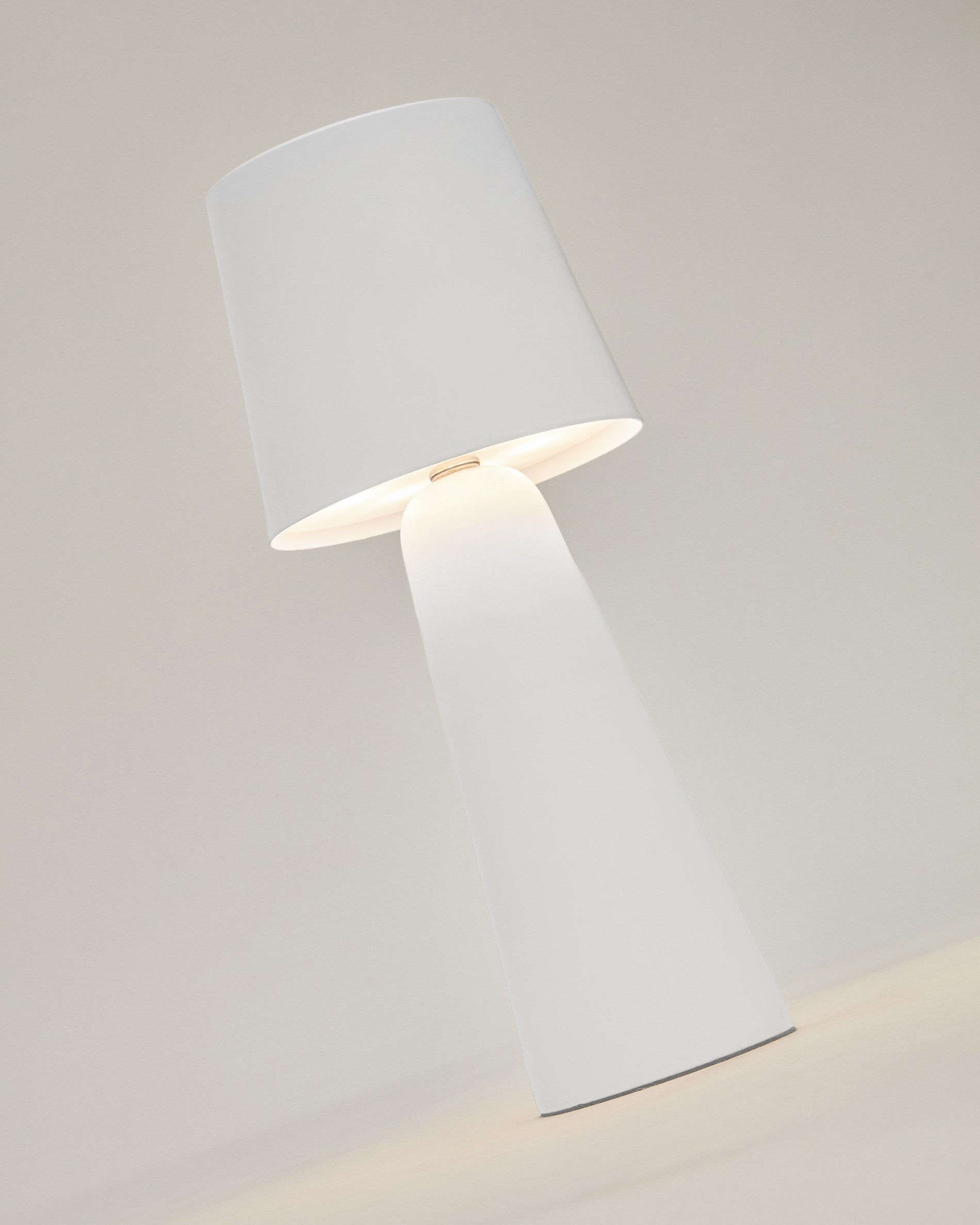 Arenys kis kültéri fém asztali lámpa fehér festett befejezéssel
