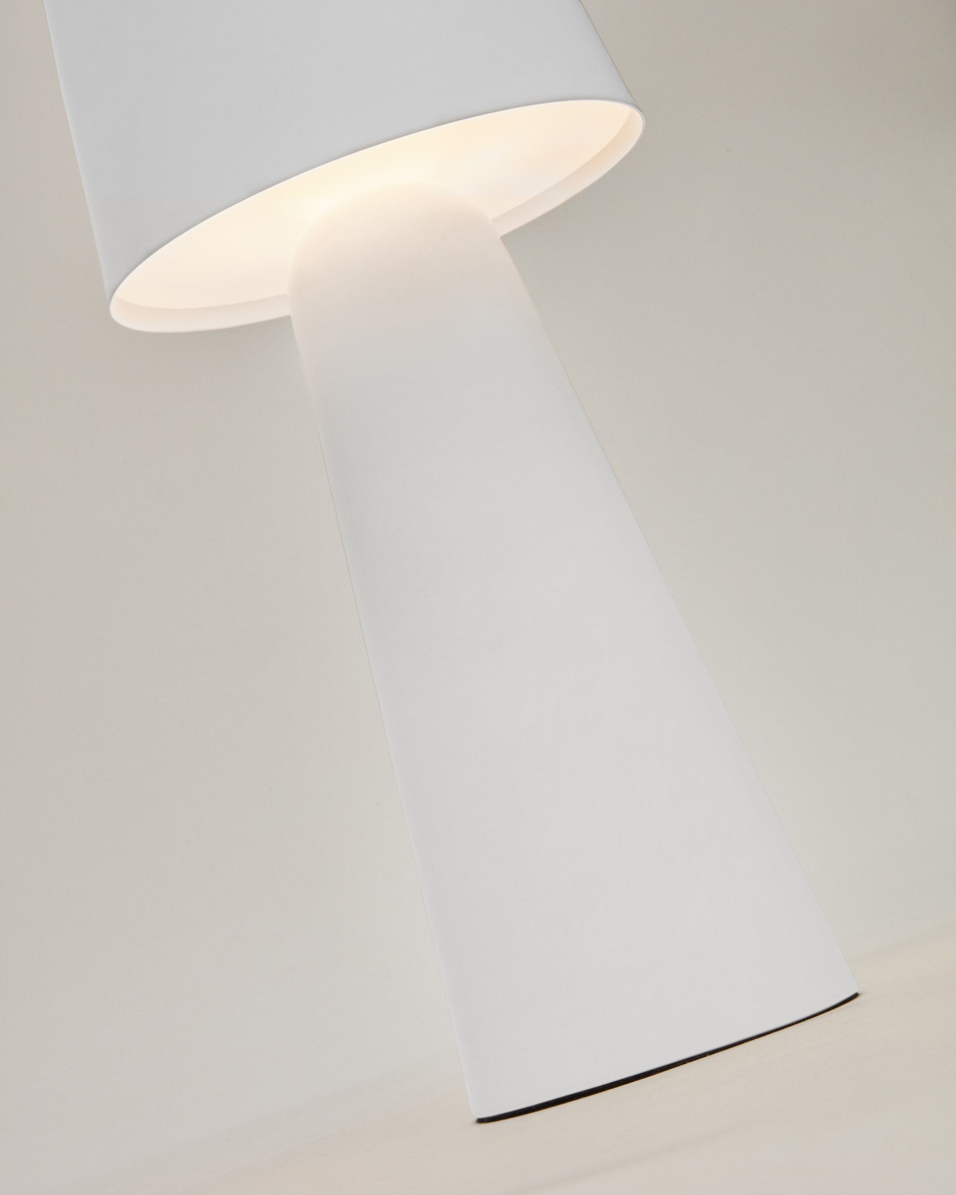 Arenys nagy kültéri fém asztali lámpa fehér festett befejezéssel