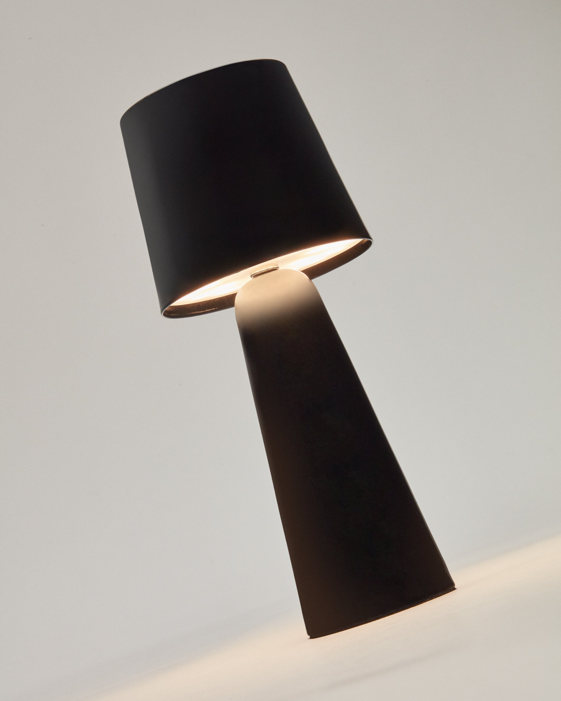 Arenys kis kültéri fém asztali lámpa fekete festett befejezéssel