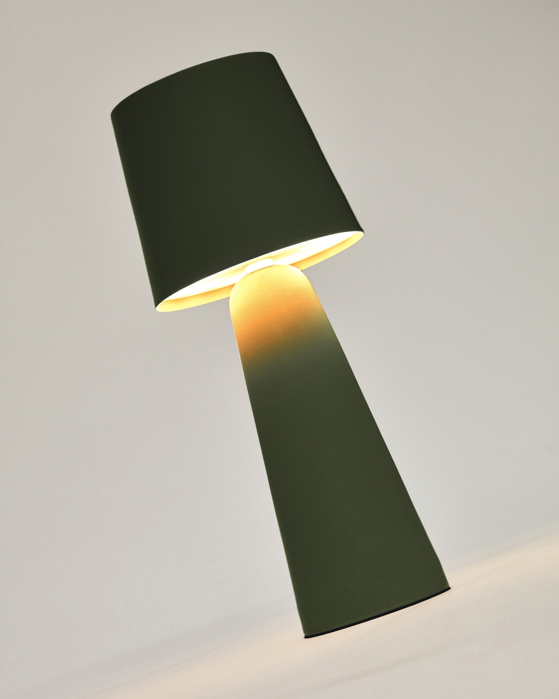 Arenys small outdoor metal table lamp in a green painted finish - Detail