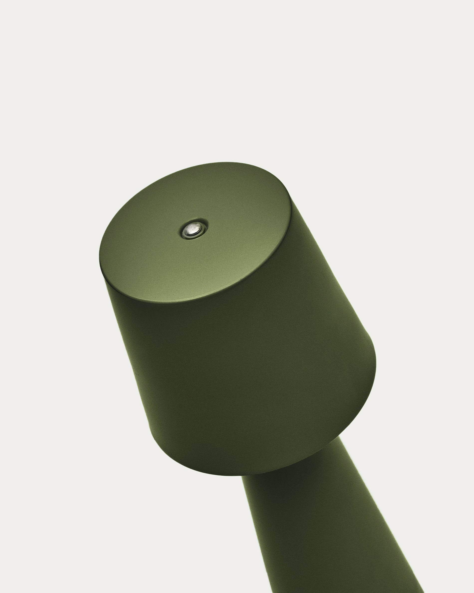 Arenys small outdoor metal table lamp in a green painted finish - Detail