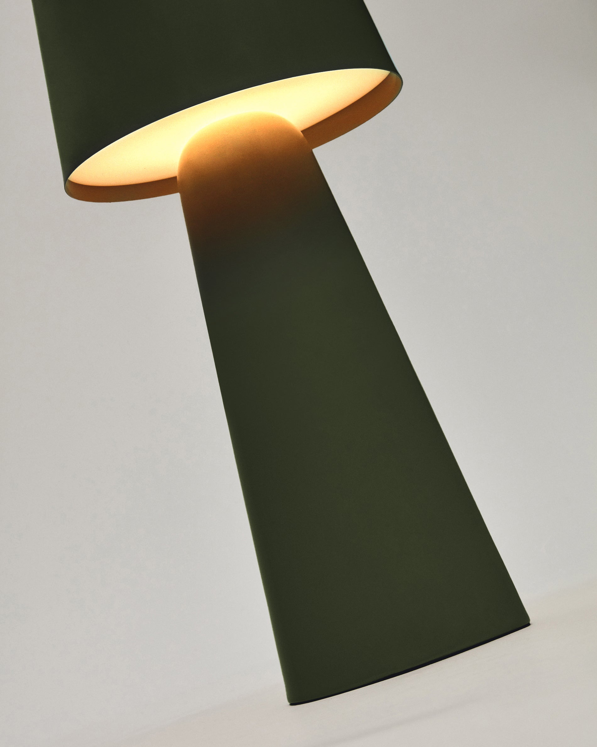 Arenys large outdoor metal table lamp in a green painted finish - Detail