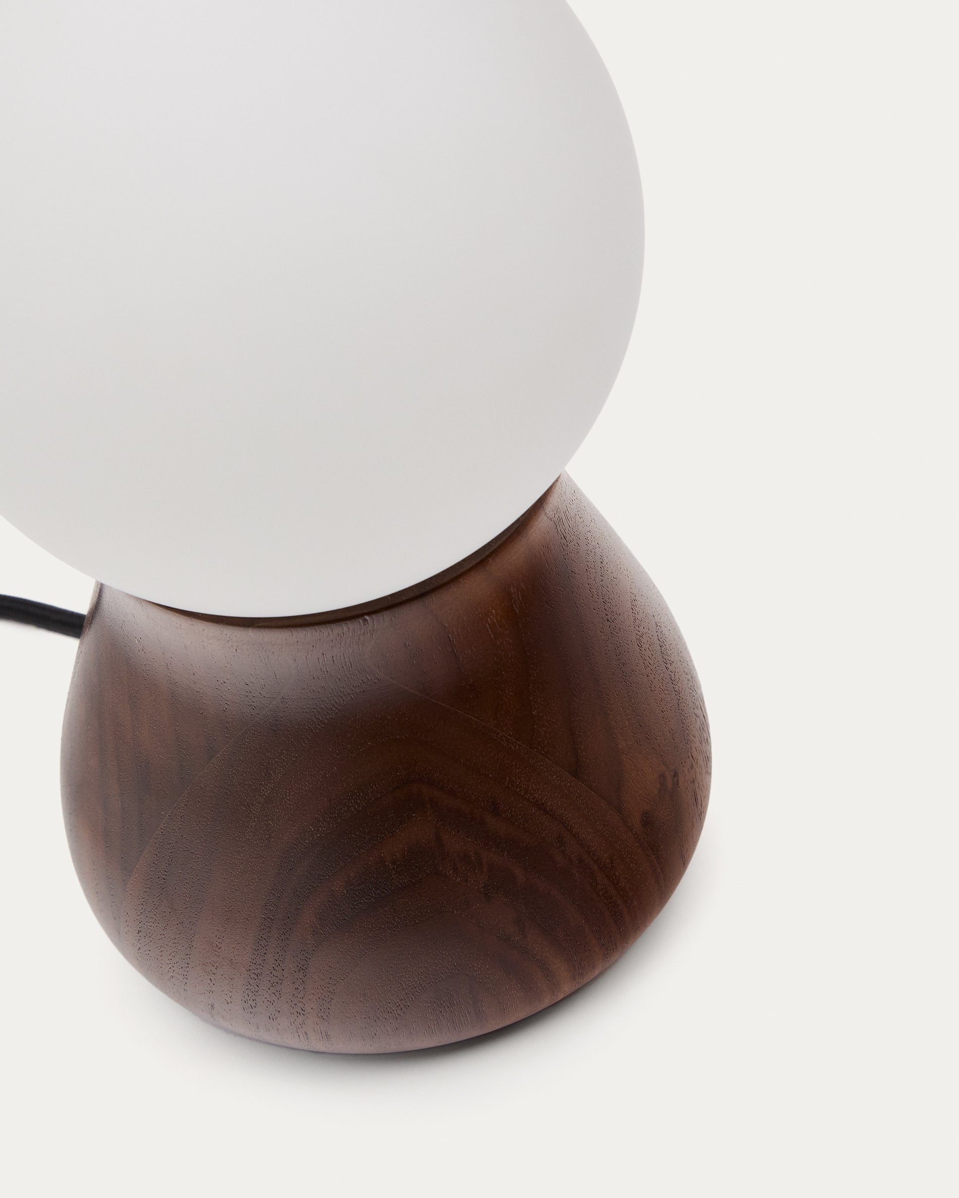 Okeni table lamp made of walnut veneer and glass - Detail
