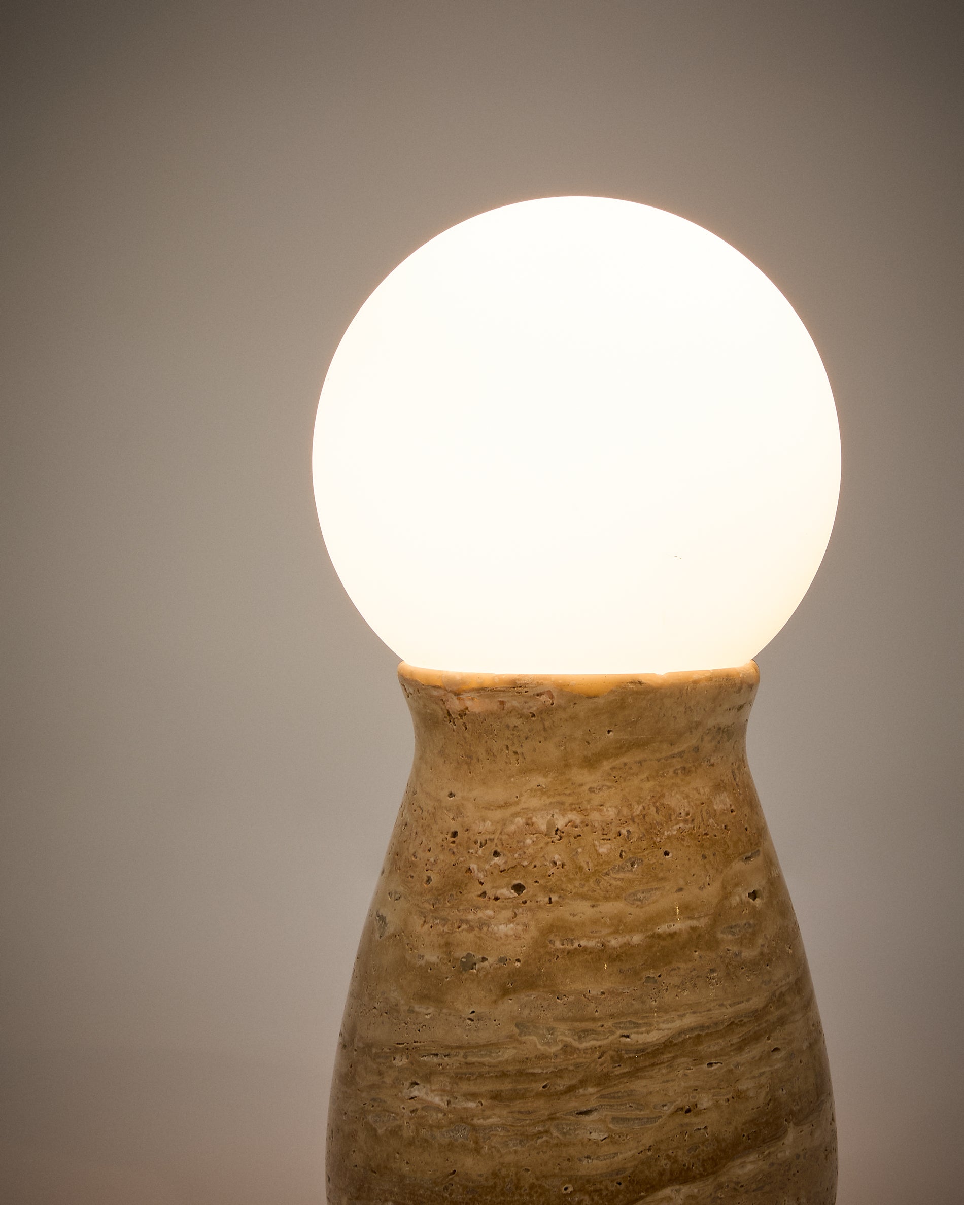 Okeni table lamp made of travertine and glass - Detail