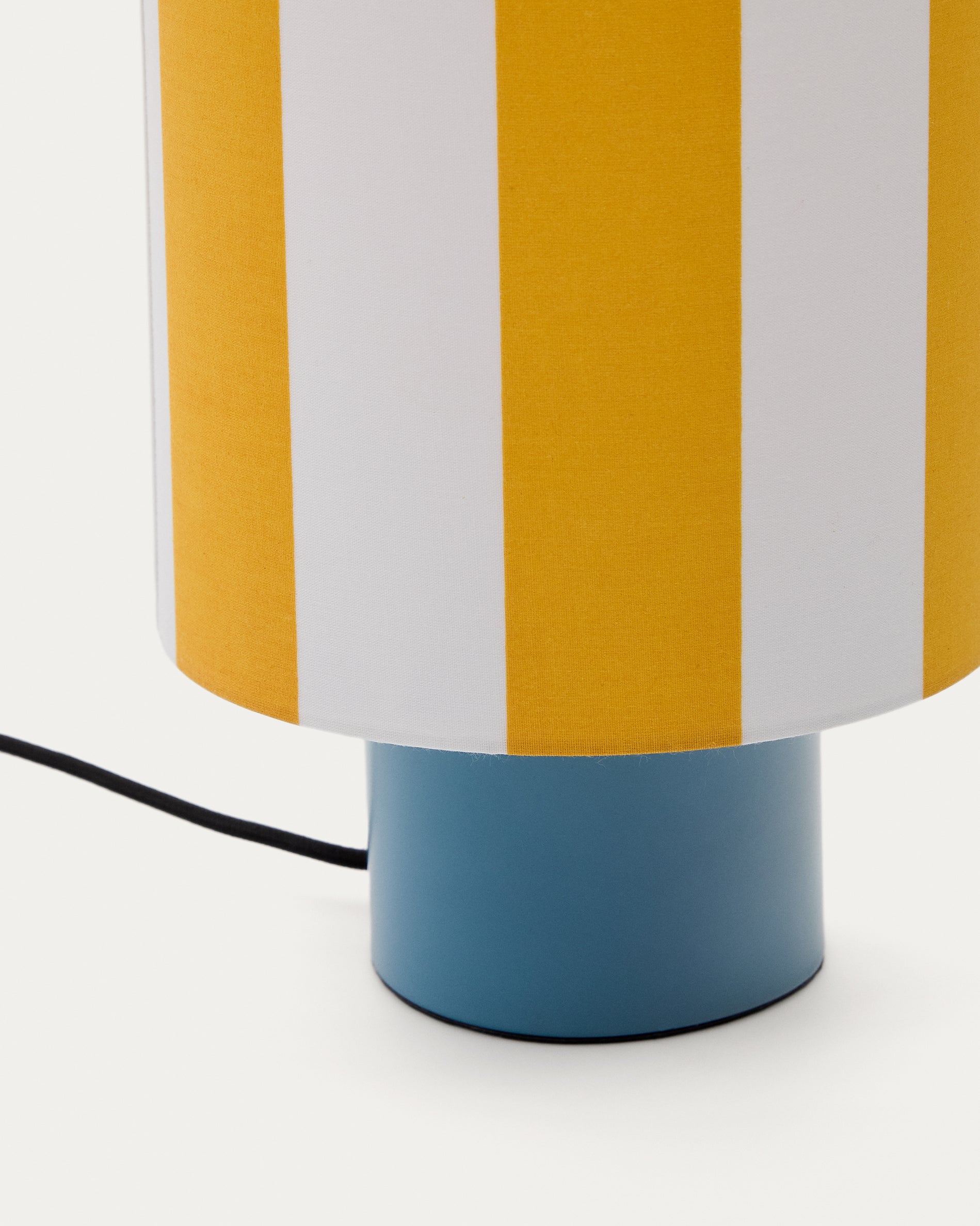 Ciral metal table lamp in a blue painted finish. - Detail