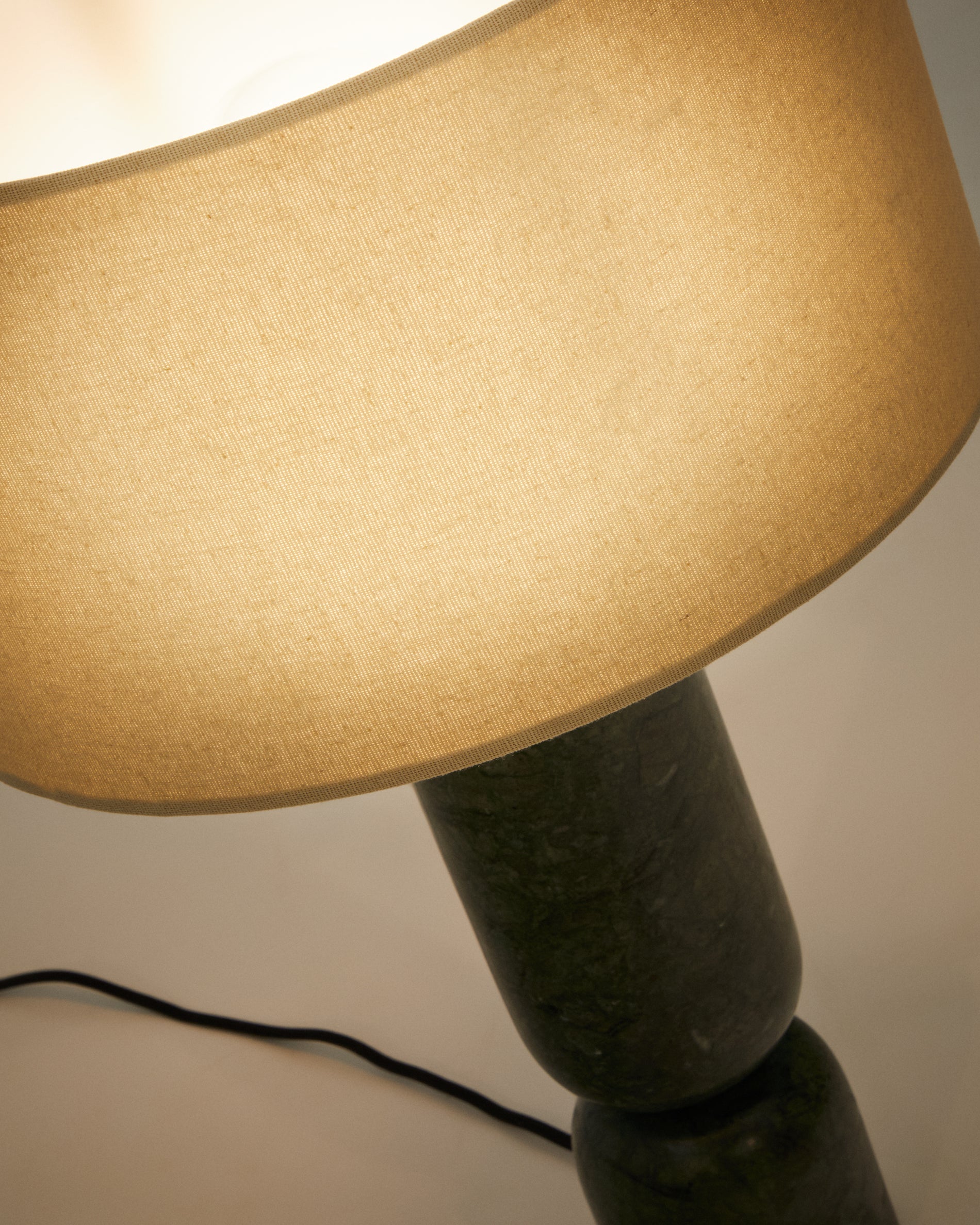Vex table lamp in green marble with a grey linen shade - Detail