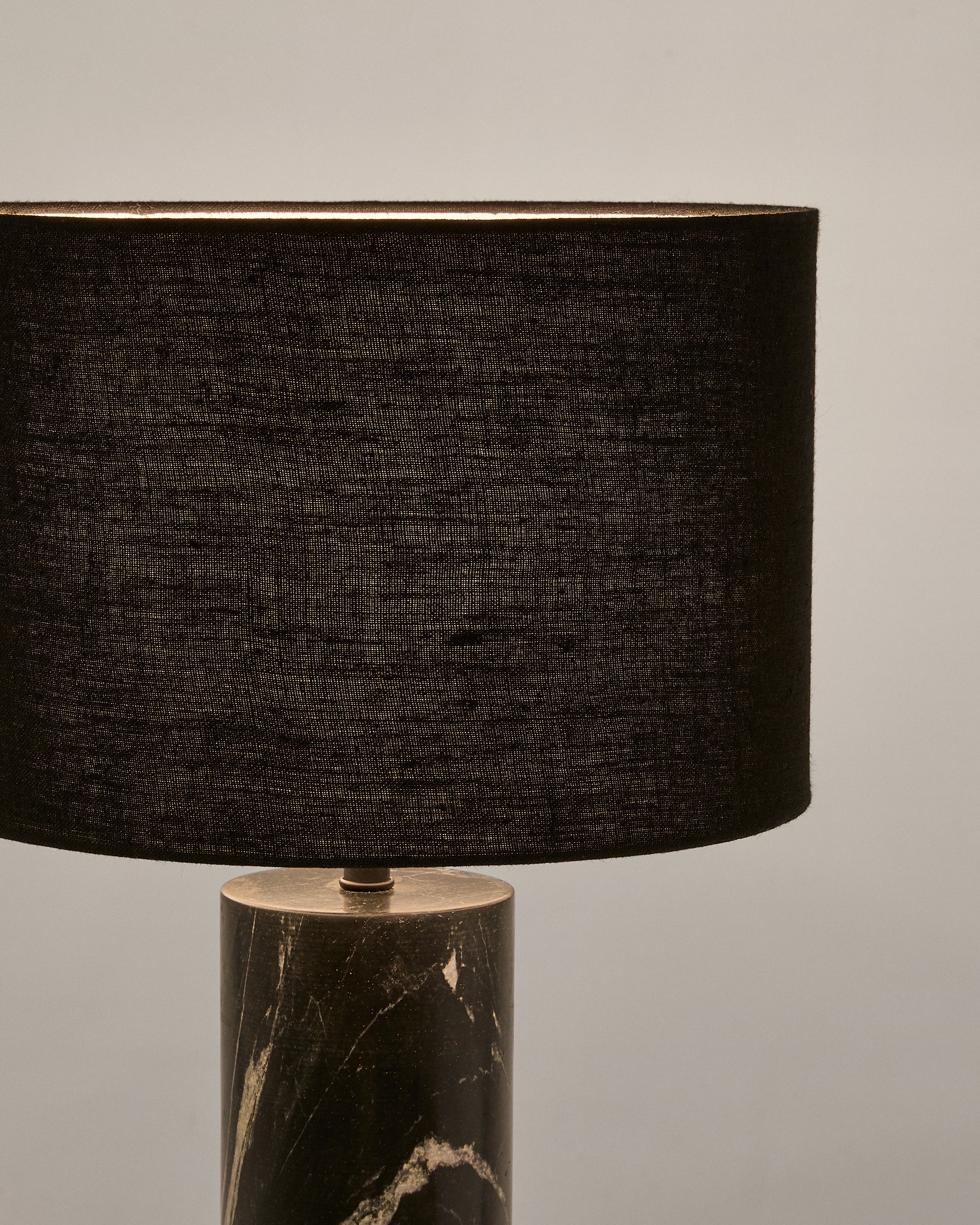 Vex table lamp in black marble with a black linen shade - Detail