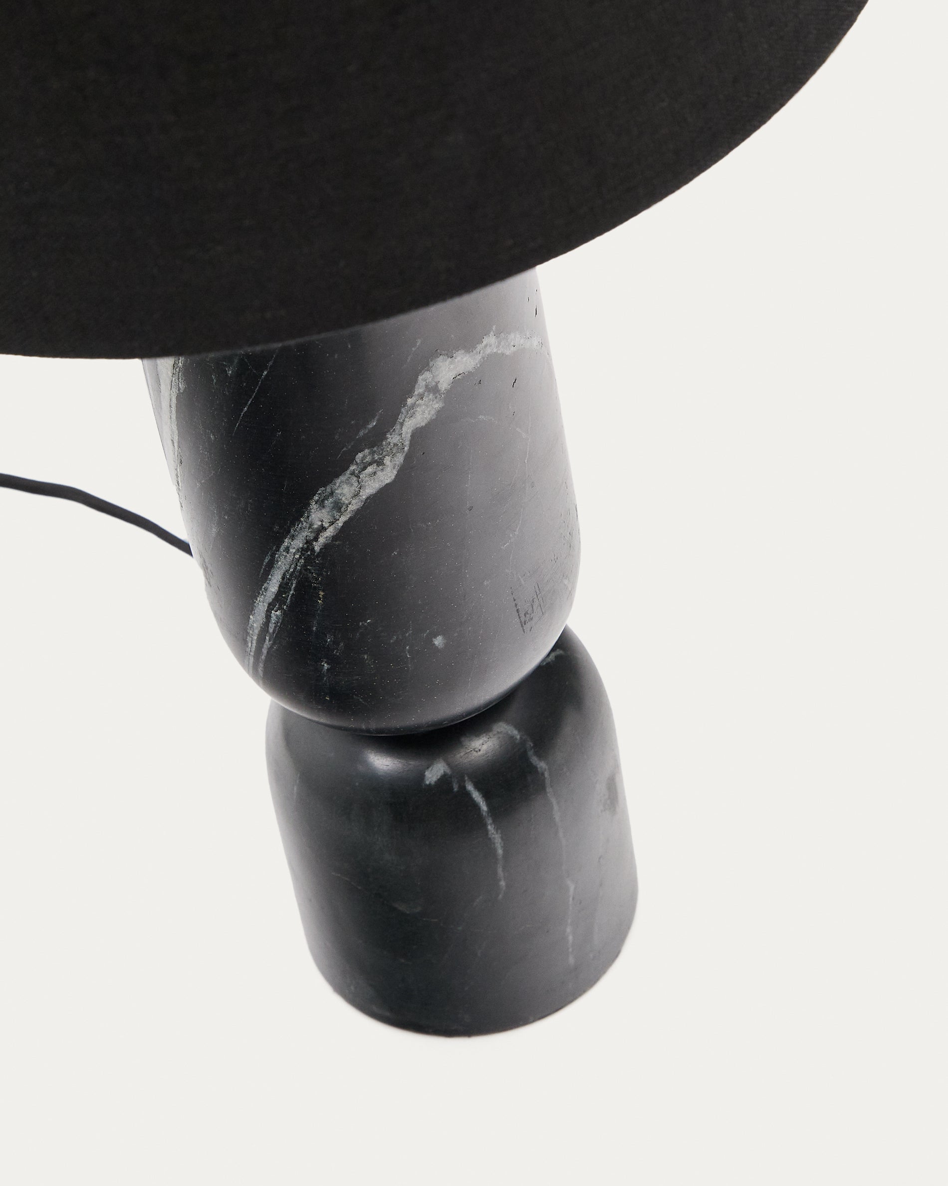 Vex table lamp in black marble with a black linen shade - Detail