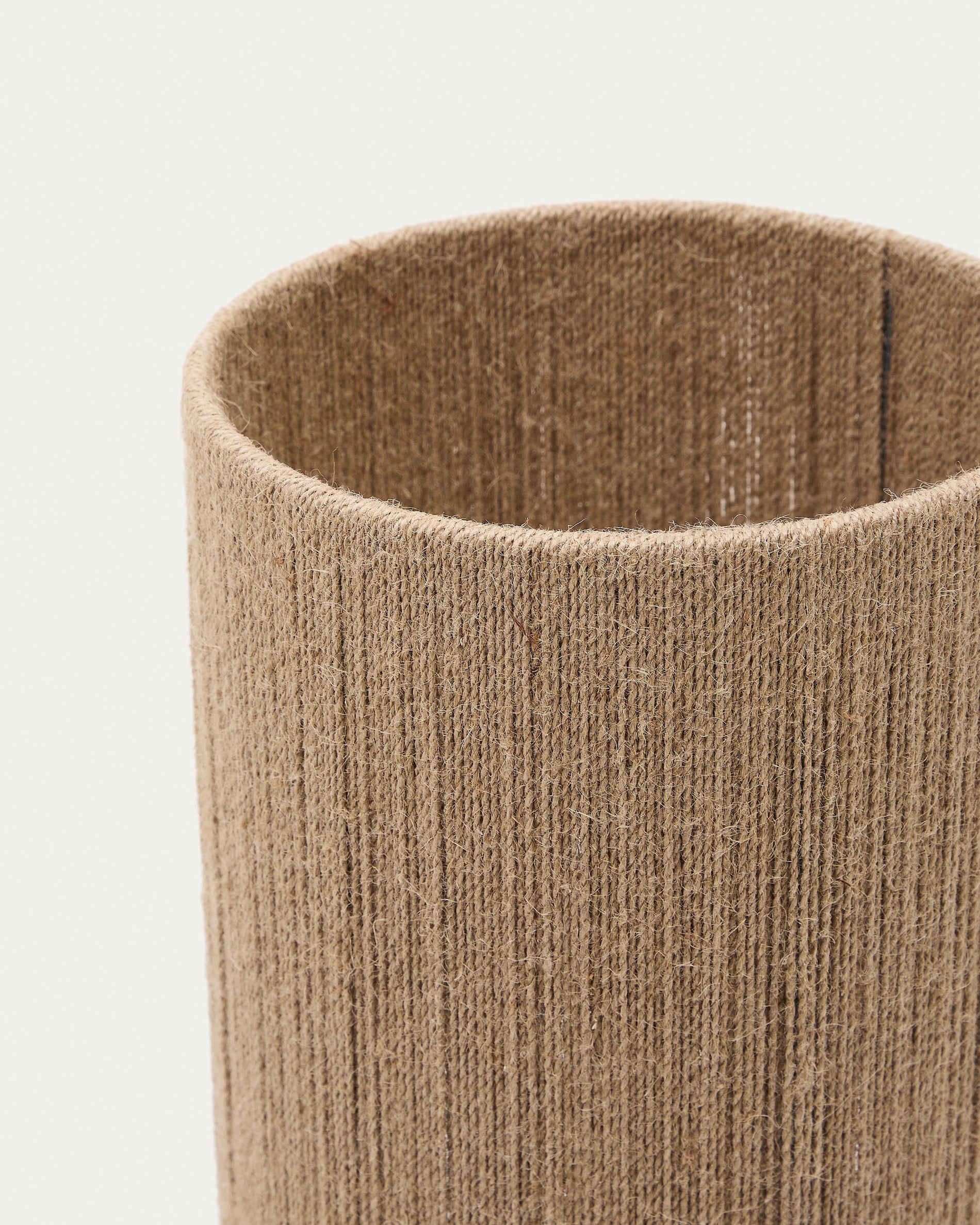 Kor table lamp made of jute and acacia wood in a dark finish - Detail