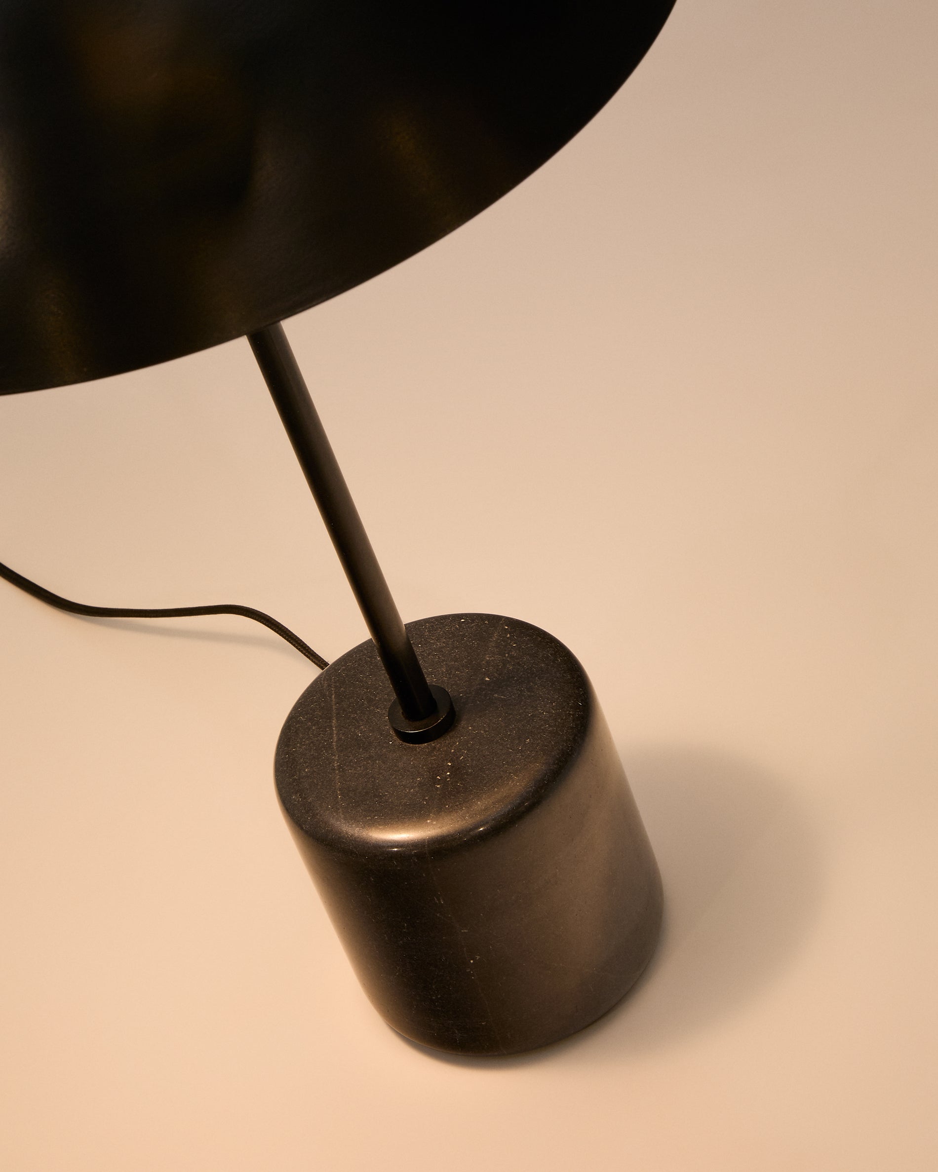 Sayra table lamp made of black marble and metal in a black painted finish - Detail