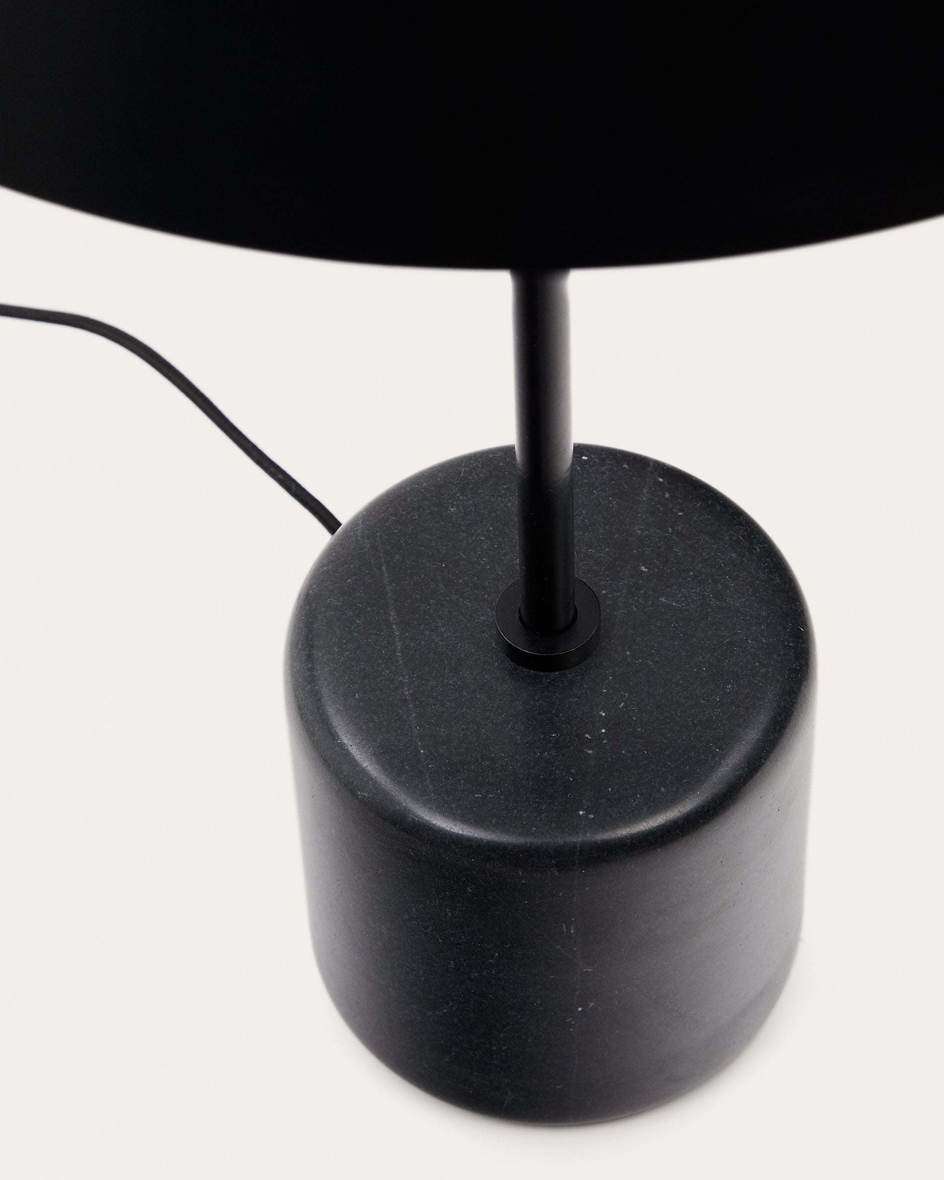 Sayra table lamp made of black marble and metal in a black painted finish - Detail