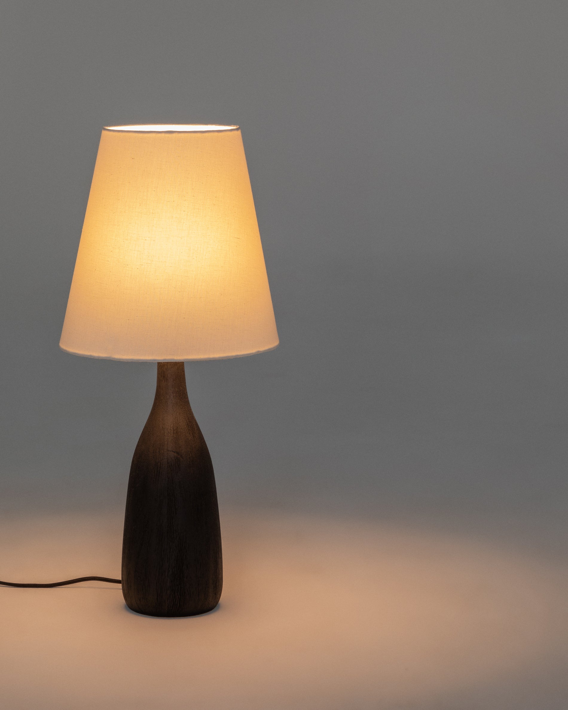 Luvia table lamp with a wooden base in a black painted finish - Detail