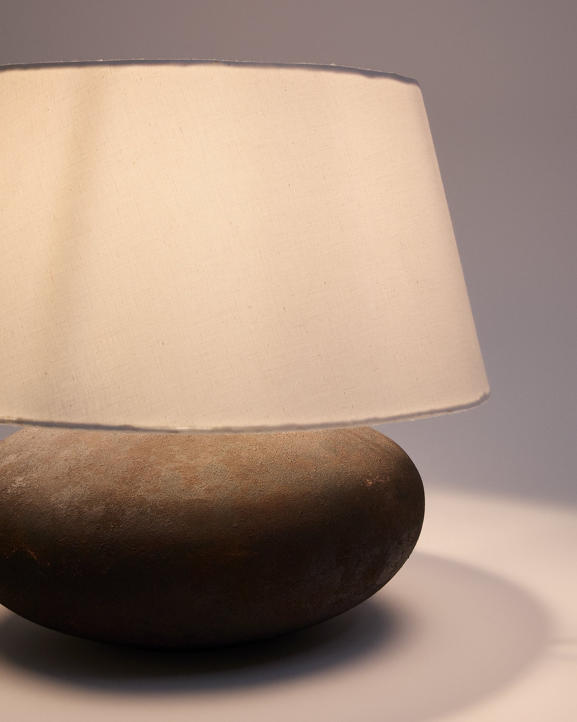 Nessi metal table lamp in a black terracotta effect finish - Detail
