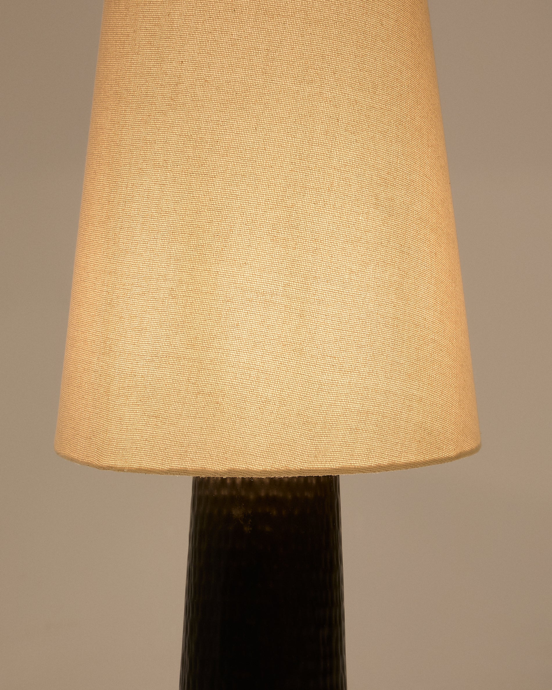 Senni table lamp with a metal base in a black painted finish - Detail