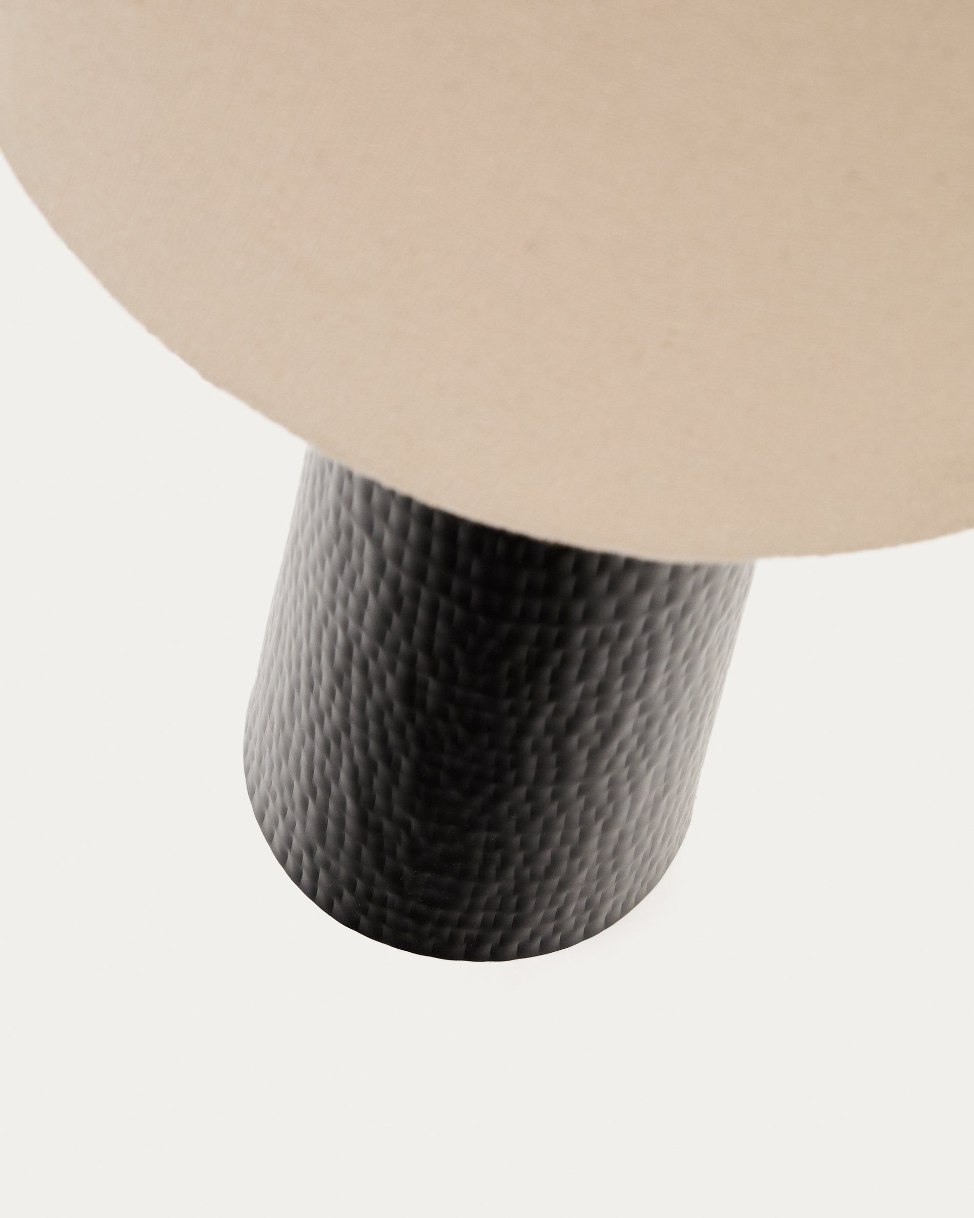 Senni table lamp with a metal base in a black painted finish - Detail