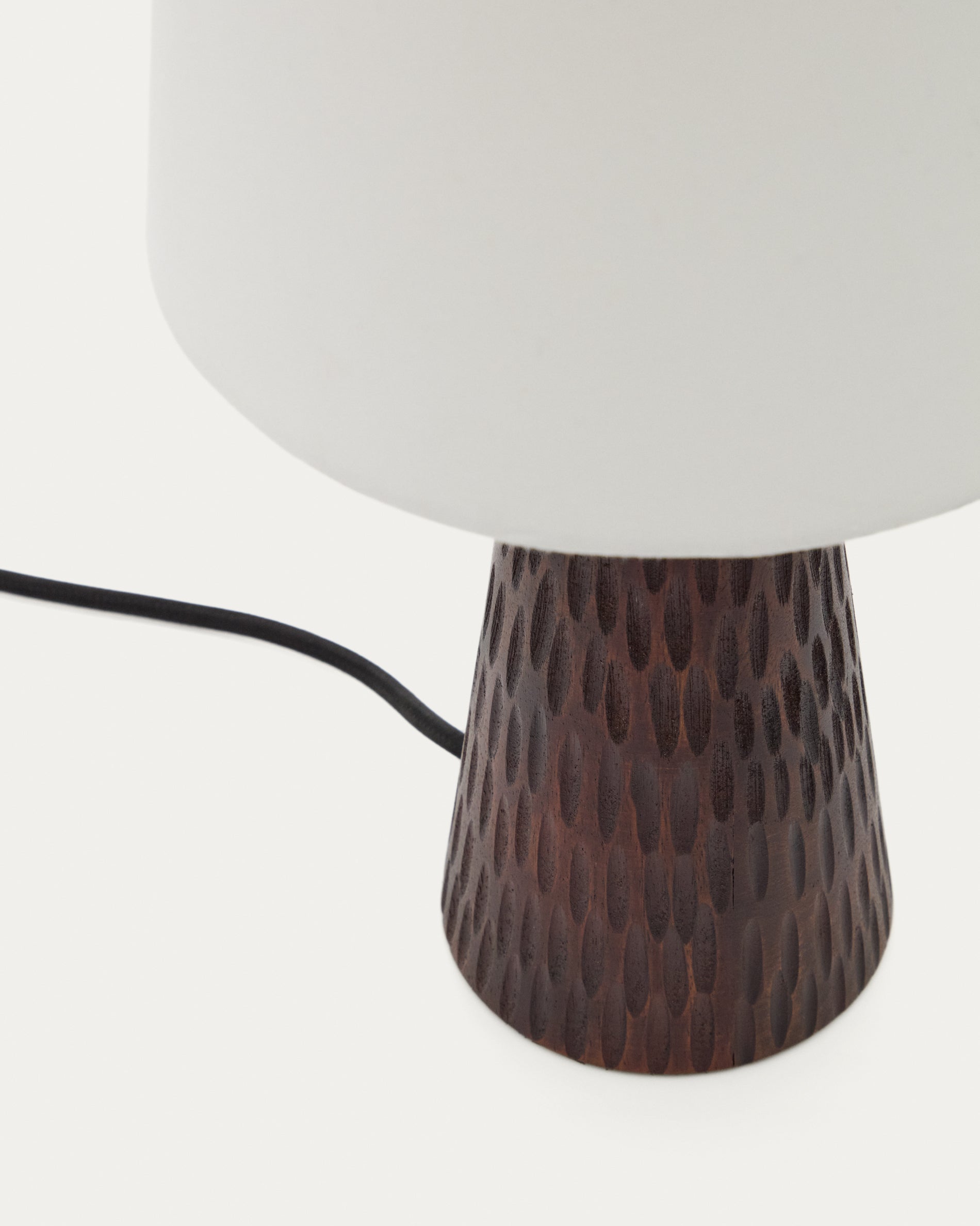 Amire table lamp made of wood in a dark finish - Detail