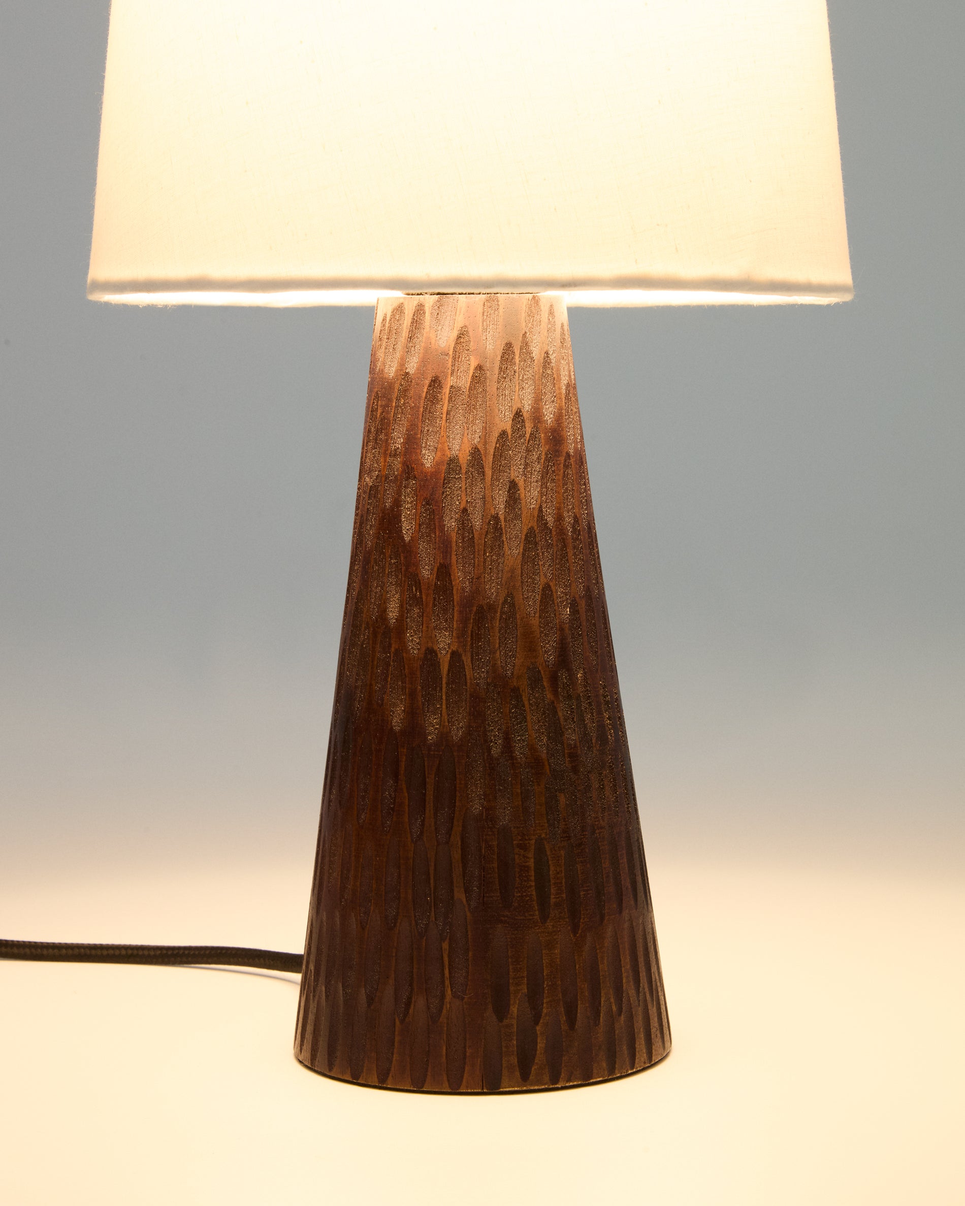 Amire table lamp made of wood in a dark finish - Detail