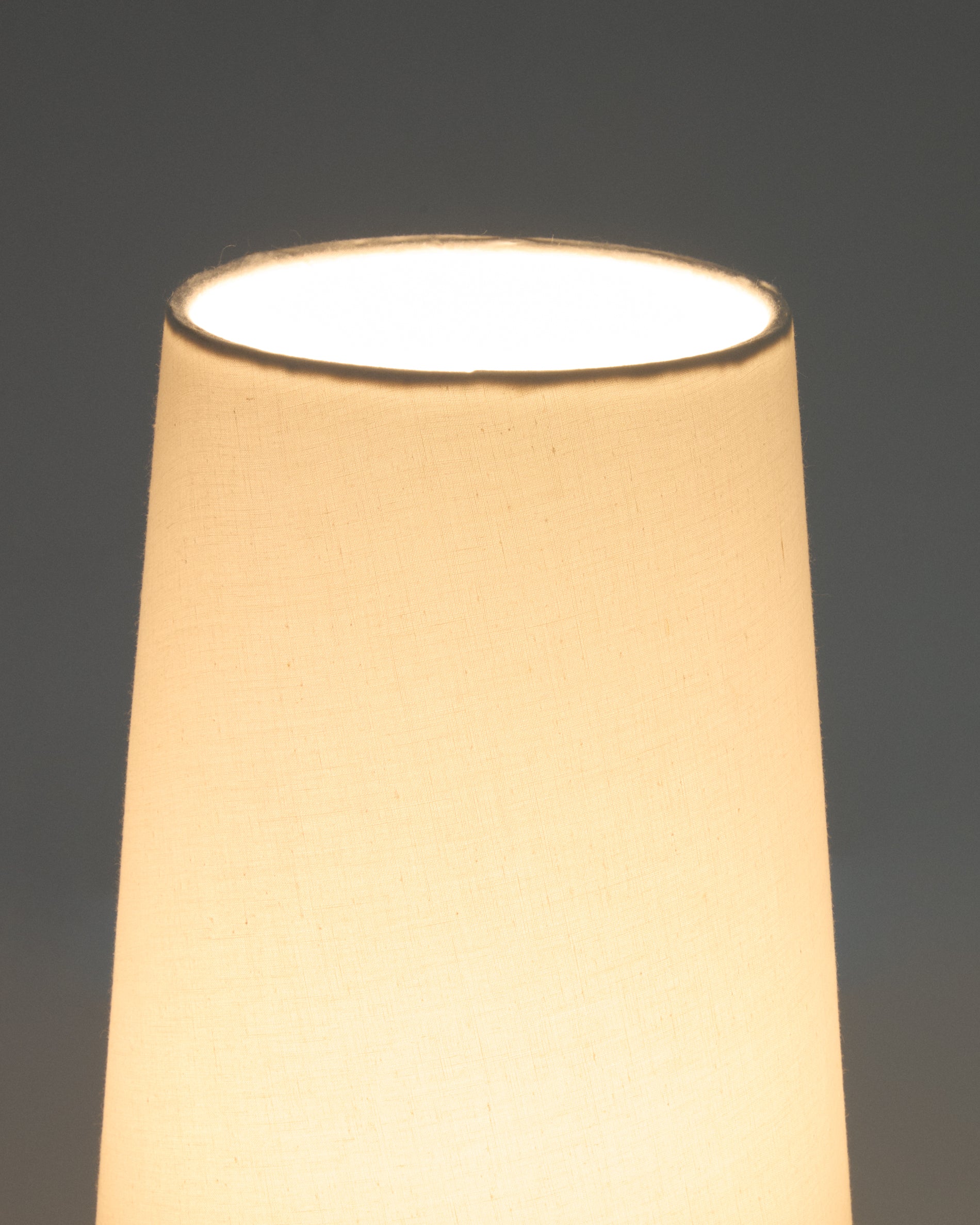 Amire table lamp made of wood in a dark finish - Detail