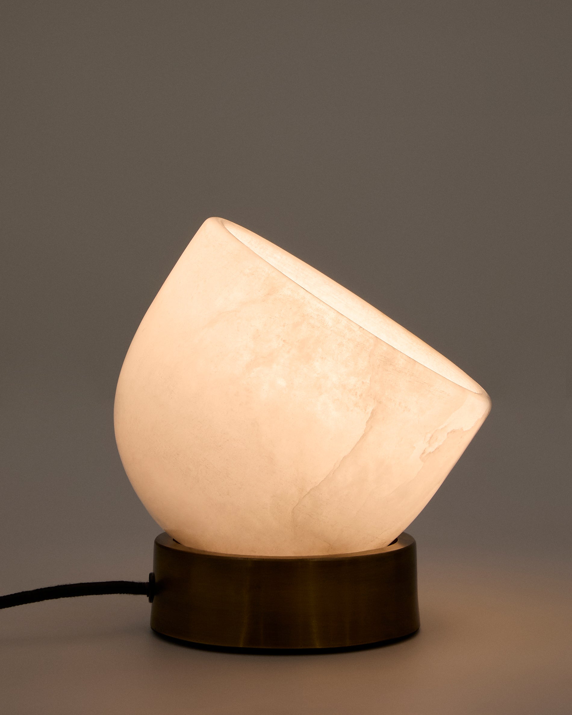 Shenli table lamp in alabaster and metal with a brass finish - Detail