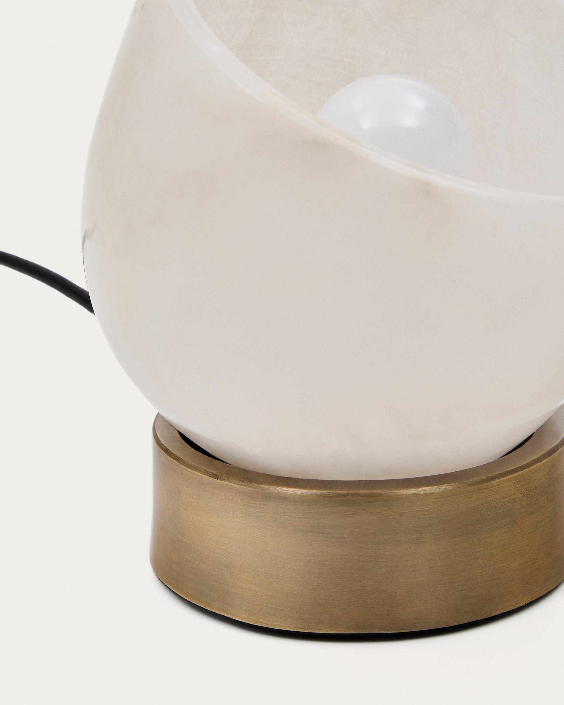 Shenli table lamp in alabaster and metal with a brass finish - Detail