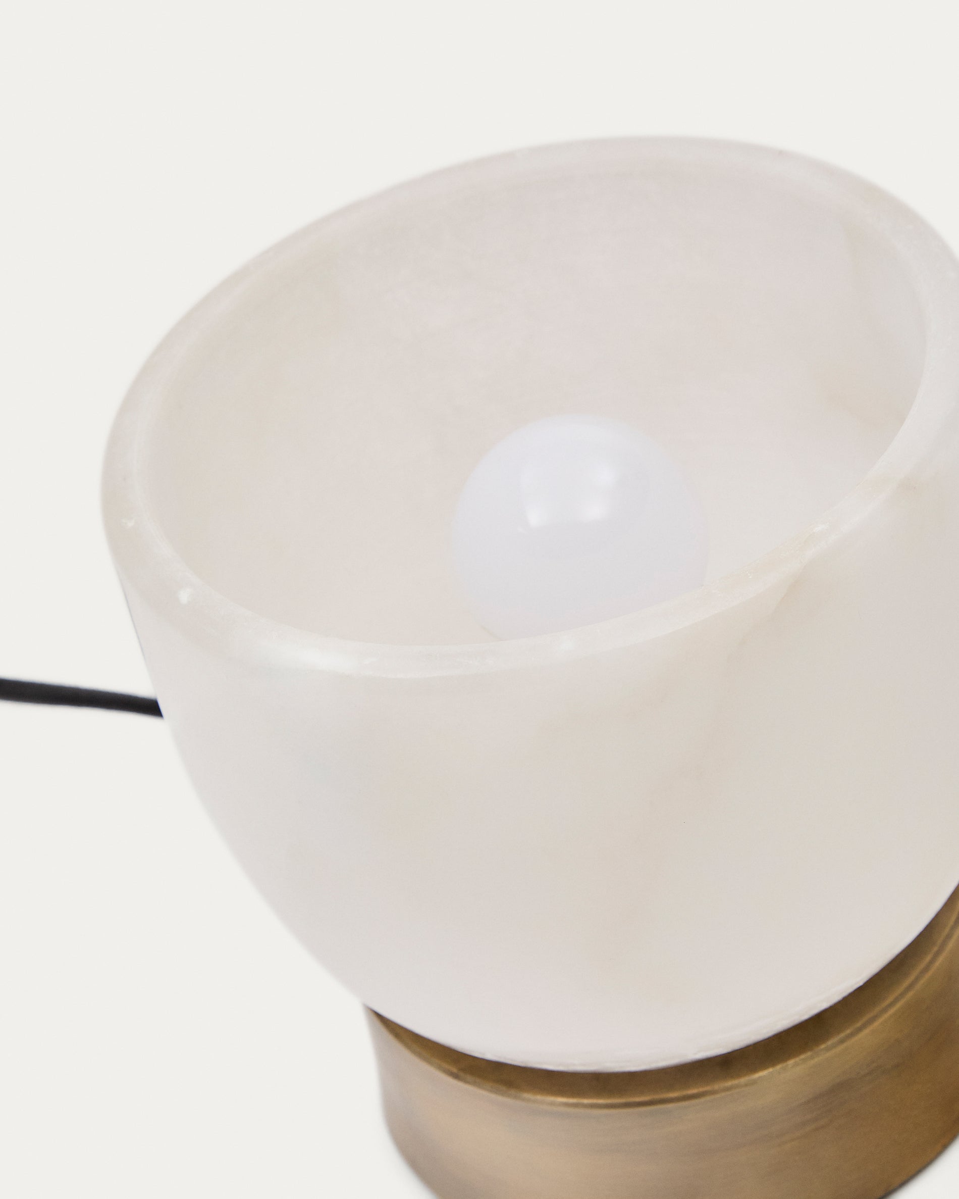 Shenli table lamp in alabaster and metal with a brass finish - Detail