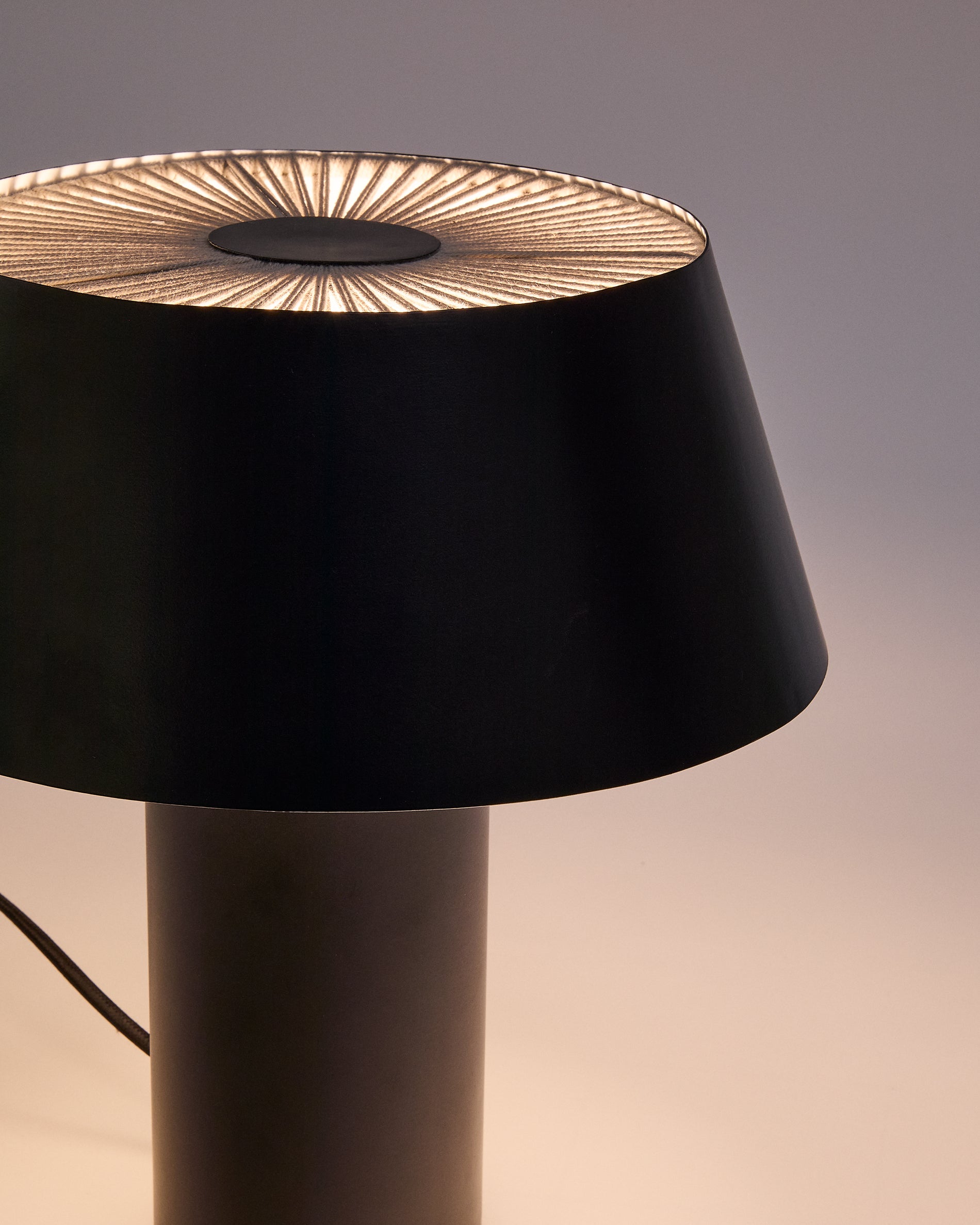 Ancare table lamp in black metal and beige rope cord - Detail
