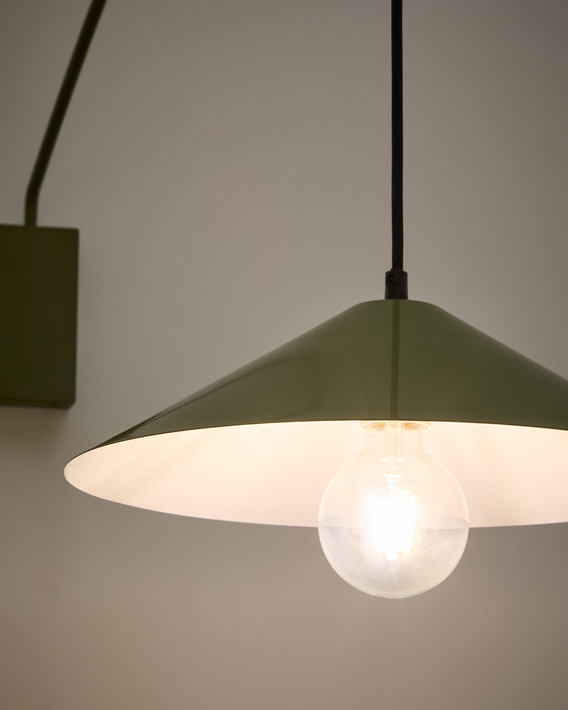 Kally wall lamp in a green painted finish - Detail